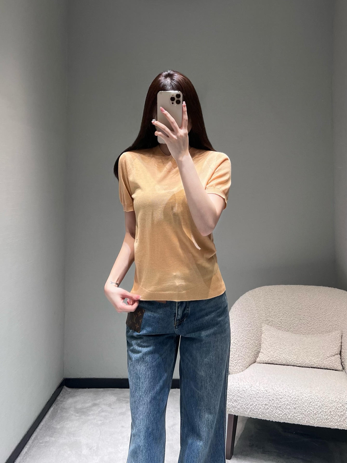 NO:734721,Chan*L 2026SS early spring new product series //Light luxury texture round neck knitted short-sleeved T-shirt. The classic round neck design is neat and versatile, and it is simple and exudes a sense of high-end. It is edged in the same color, with mini logo letter embroidery on the side of the body, and the details highlight the sense of quality. SML,,chanel,T-shirt,tees,t-shirt,19860909Chan*L 2026SS早春新品系列//轻奢质感圆领针织短袖T恤经典的圆领设计利落百搭,简约中透着高级感.同色系包边,衣身侧面点缀迷你logo字母刺绣,细节处彰显品质感.SML,,chanel,T-shirt,tees，t-shirt,,Women's clothing