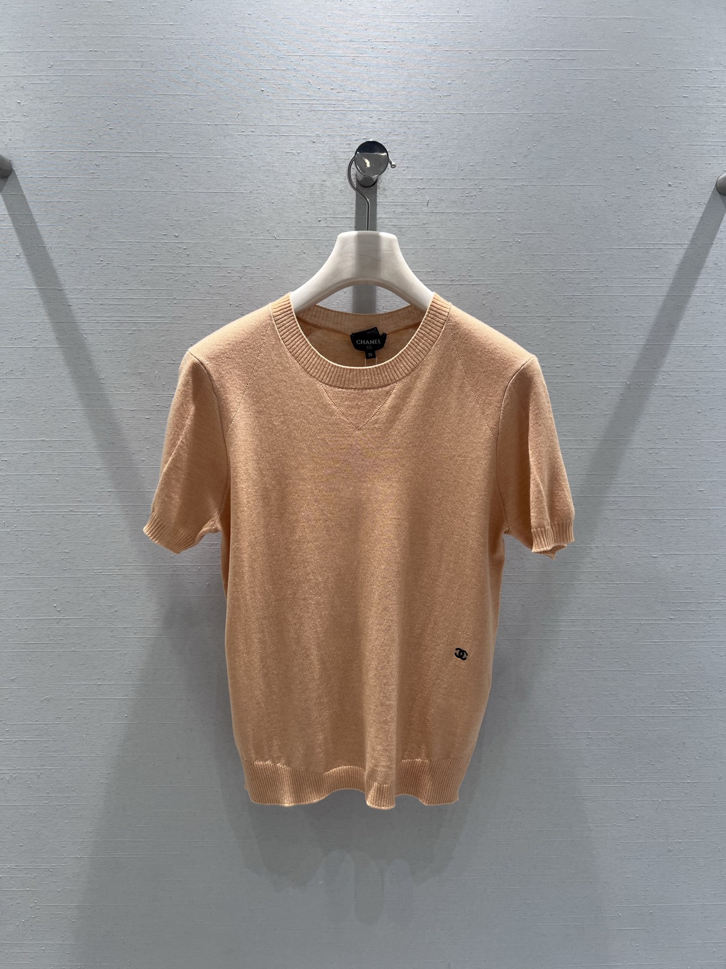 NO:734715,Support exchange Chan*L 2026SS early spring new product series //Light luxury texture round neck knitted short-sleeved T-shirt. The classic round neck design is neat and versatile, simple and high-end. The same color hemming, the side of the body is embellished with mini logo letter embroidery, and the details highlight the sense of quality. SML real shot details,, chanel, T-shirt, tees, t-shirt,19860909支持换款Chan*L 2026SS早春新品系列//轻奢质感圆领针织短袖T恤经典的圆领设计利落百搭,简约中透着高级感.同色系包边,衣身侧面点缀迷你logo字母刺绣,细节处彰显品质感.SML实拍细节,,chanel,T-shirt,tees，t-shirt,,Women's clothing