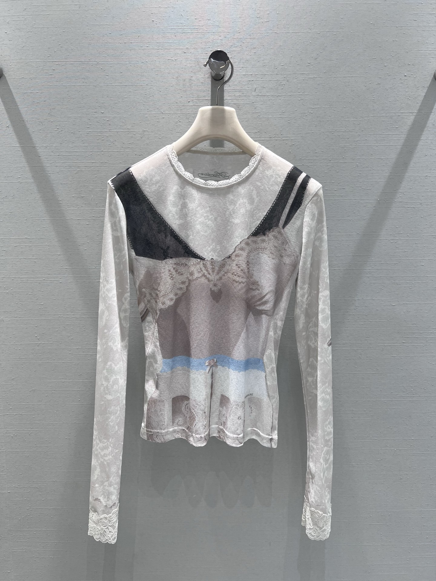 NO:734727,Support exchange FORDA*E26SS early spring new product series //Artistic printed mesh bottom shirt made of soft mist mesh as the base, with a hazy and transparent texture. The body is integrated with artistic printing and embellished with exquisite lace, adding a sense of French sophistication. It is not a niche style, and the upper body instantly becomes the protagonist of an atmospheric outfit. SML real shot details,,19860909支持换款FORDA*E26SS早春新品系列//艺术印花网纱打底衫柔雾网纱材质为基底,自带朦胧通透的质感,衣身融合艺术感印花,点缀精致蕾丝边,增添法式精致感,小众不撞款,上身秒变氛围感穿搭主角.SML实拍细节,,,Women's clothing