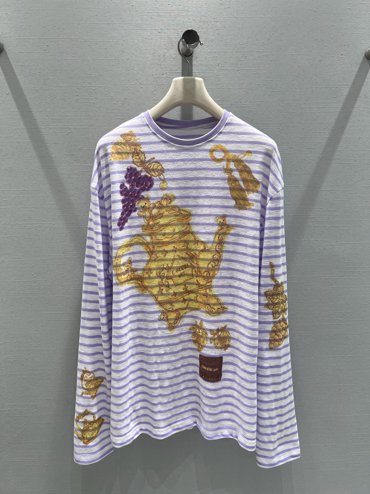 NO:734739,Support exchange CHEER*UPi*26SS early spring new series // Taro purple striped art print long-sleeved T-shirt with warm and waxy macaron tone, with a sense of age-reducing atmosphere. The body is integrated with retro artistic printing, with golden teapots, grapes and other elements to outline the artistic atmosphere. It is a niche style and has a literary and artistic relaxed temperament on the upper body. SML real shot details, tees, t-shirt,19860909支持换款 CHEER*UPi*26SS早春新款系列//香芋紫条纹艺术印花长袖T恤温柔软糯的马卡龙色调,自带减龄氛围感,衣身融合复古艺术感印花,以金色茶壶、葡萄等元素勾勒艺术氛围,小众不撞款,上身自带文艺松弛气质.SML实拍细节,,tees，t-shirt,,Women's clothing