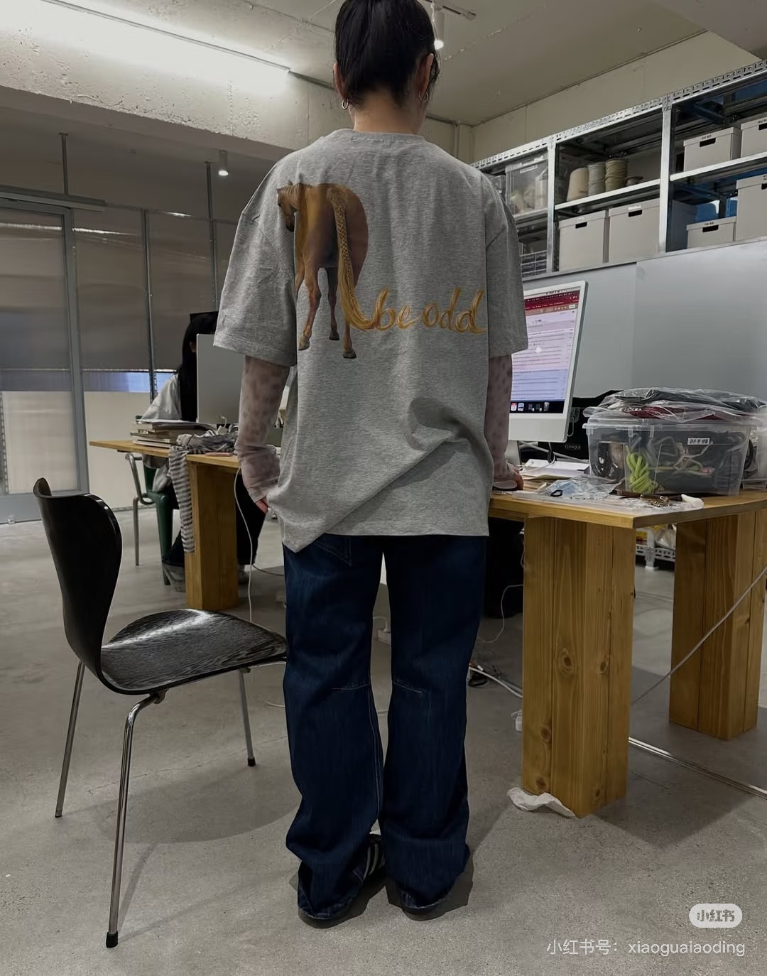 NO:734699,26SS New Product Series for Early Spring // The gray loose printed short-sleeved T-shirt has a heather gray tone with a high-end neutral texture. It is an essential wardrobe item that can be worn in all seasons. The simple printed design on the chest is low-key and unobtrusive, injecting a sense of design into the basic style, and can be easily used for daily outings, commuting and leisure. SML,, T-shirt, tees, t-shirt,1986090926SS早春新品系列//灰色宽松印花短袖T恤麻灰色调自带高级中性质感,四季皆可穿的衣橱刚需款.胸前简约印花设计,低调不张扬,为基础款注入设计感,日常出街、通勤休闲皆能轻松驾驭.SML,,T-shirt,tees，t-shirt,,Women's clothing