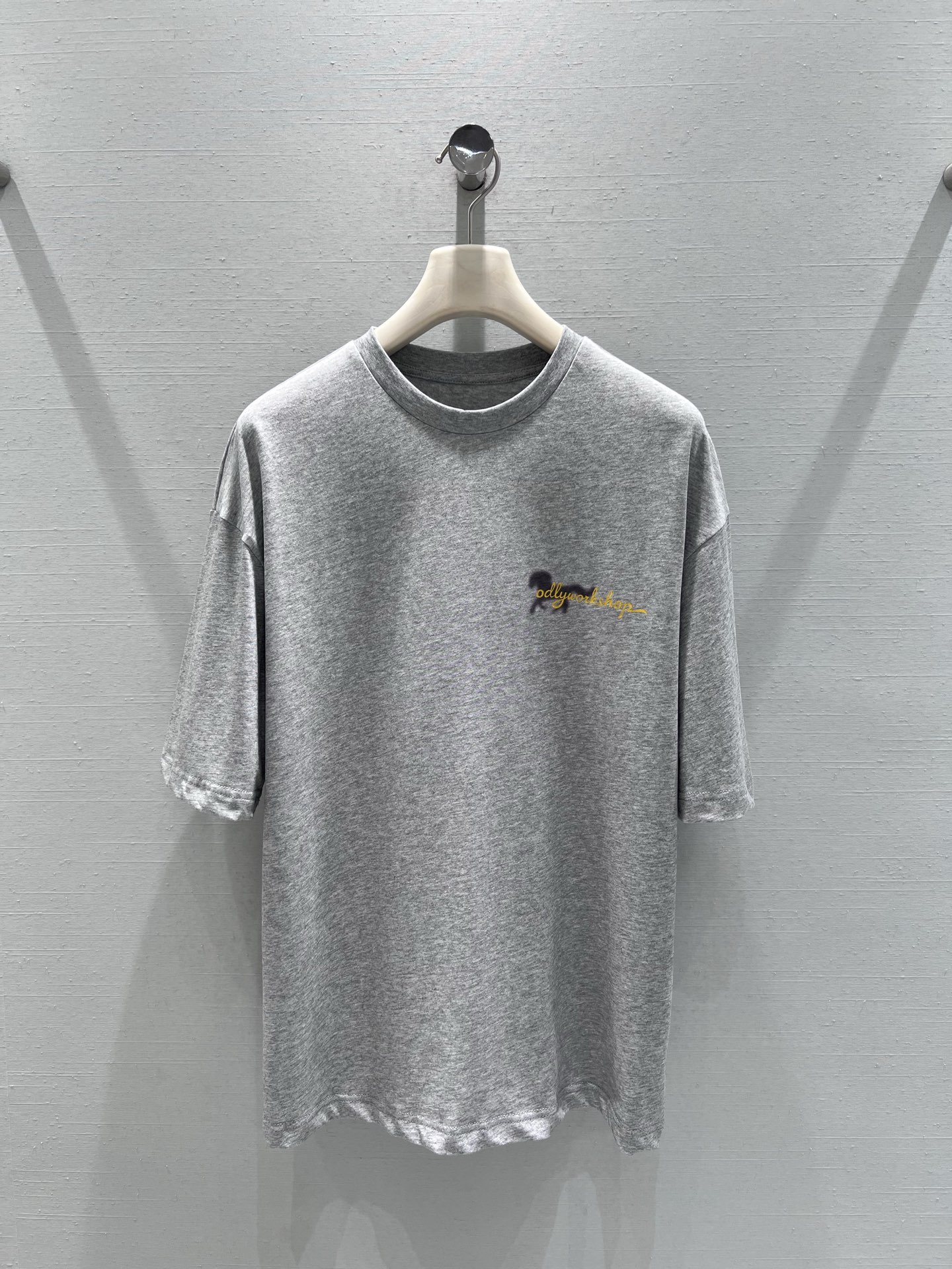 NO:734751,Support for exchange 26SS early spring new product series // Gray loose printed short-sleeved T-shirt in heather gray color with high-end neutral texture, a wardrobe must-have that can be worn in all seasons. The simple printing design on the chest is low-key and unobtrusive, injecting a sense of design into the basic style, and can be easily controlled in daily street, commuting and leisure. SML real shot details, T-shirt, tees, t-shirt,19860909支持换款26SS早春新品系列//灰色宽松印花短袖T恤麻灰色调自带高级中性质感,四季皆可穿的衣橱刚需款.胸前简约印花设计,低调不张扬,为基础款注入设计感,日常出街、通勤休闲皆能轻松驾驭.SML实拍细节,,T-shirt,tees，t-shirt,,Women's clothing