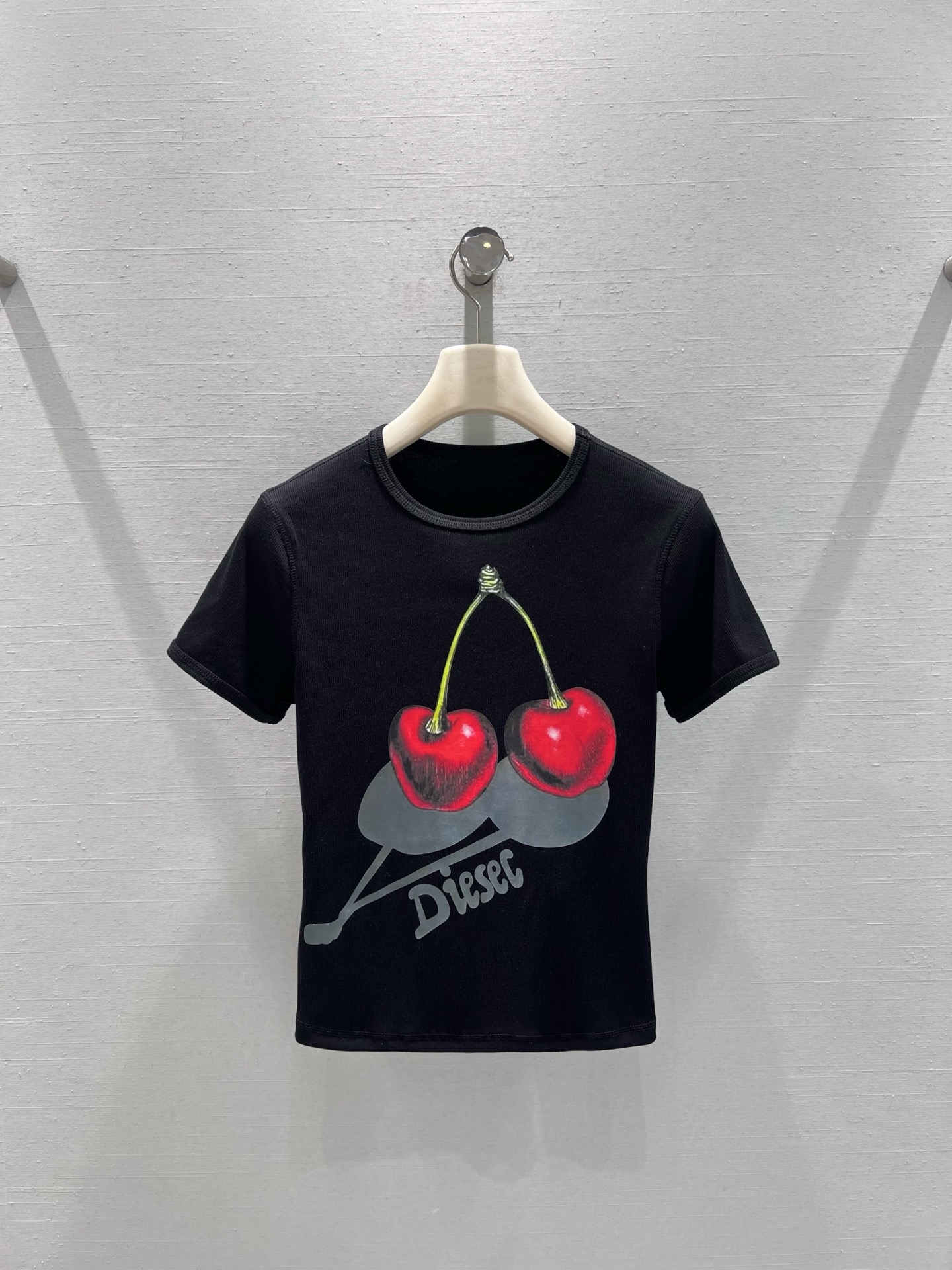 NO:734705,Support exchange Diese*26SS new product series // Cherry print slim-fit short-sleeved T-shirt body with eye-catching cherry print design, strong color contrast, full of sweet and cool atmosphere, retro and age-reducing, whether it is sweet girl style or cool and sassy style, you can easily control it. SML real shot details, T-shirt, tees, t-shirt,19860909支持换款 Diese*26SS新品系列//樱桃印花修身短袖T恤衣身醒目樱桃印花设计,色彩对比强烈,甜酷氛围感拉满,复古又减龄,不管是甜妹风还是酷飒风都能轻松驾驭.SML实拍细节,,T-shirt,tees，t-shirt,,Women's clothing