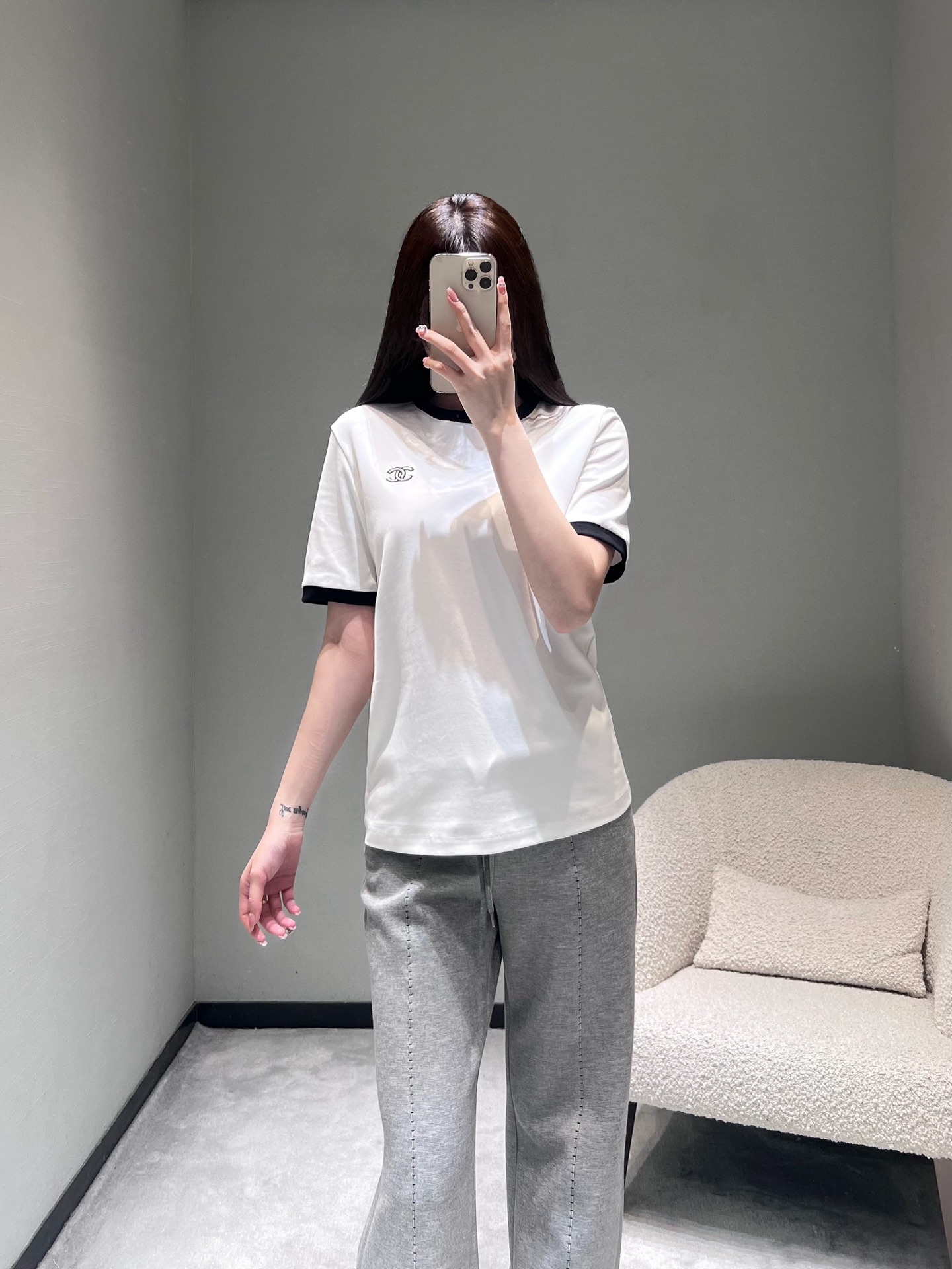 NO:734734,Chan*L 2026SS early spring new product series // Contrast color edge simple logo short-sleeved T-shirt, low saturation basic color, not picky about skin tone, minimalist small label logo embellishment on the body, with contrasting color hemming collar design, with high-end texture, low-key and durable. SML,,chanel,T-shirt,tees,t-shirt,19860909Chan*L 2026SS早春新品系列//撞色边简约logo短袖T恤低饱和基础色系不挑肤色,衣身极简小标logo点缀,搭配撞色包边领口设计,自带高级质感,低调耐看.SML,,chanel,T-shirt,tees，t-shirt,,Women's clothing