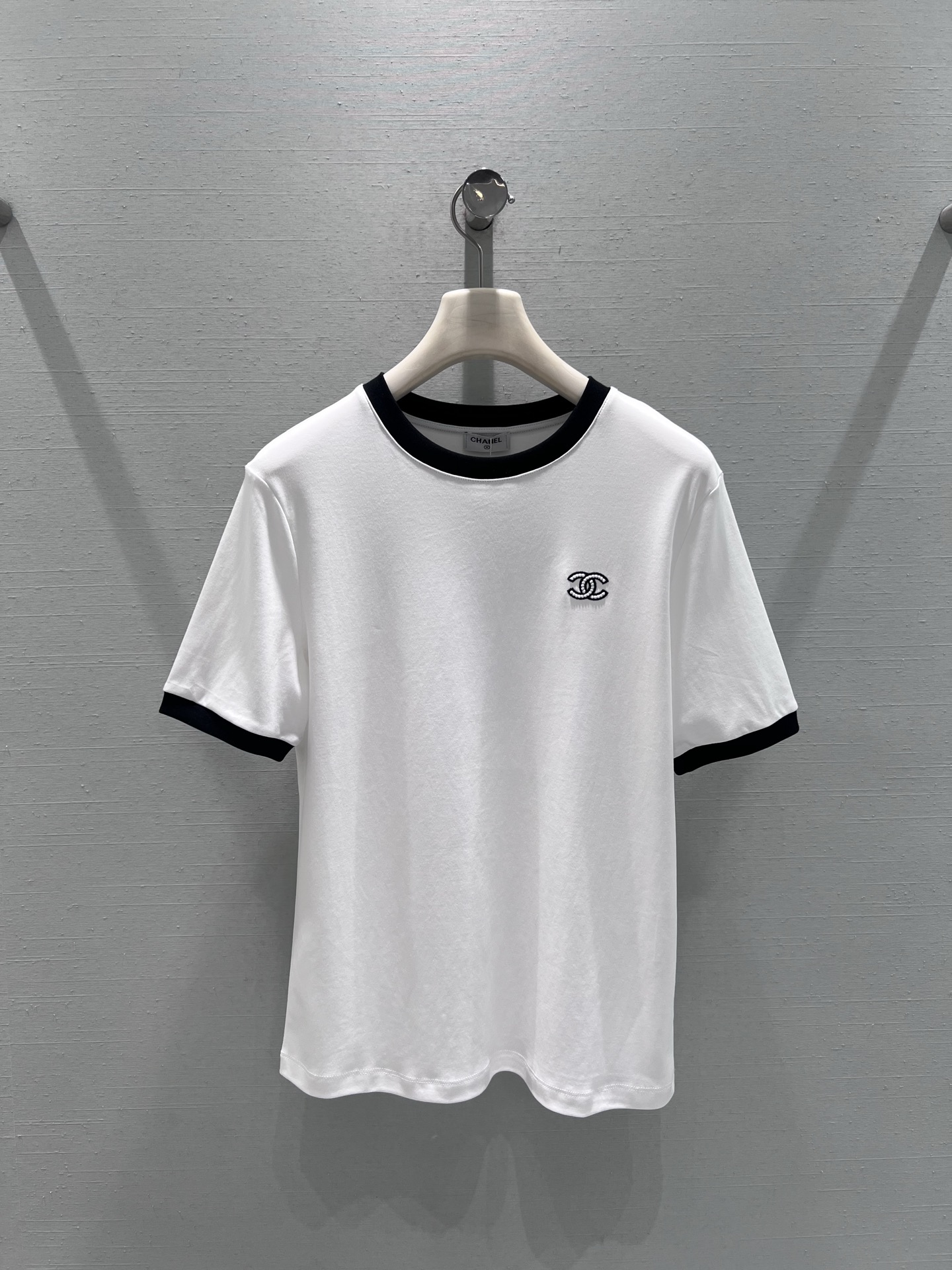 NO:734728,Support for exchange Chan*L 2026SS early spring new product series // Contrast color edge simple logo short-sleeved T-shirt, low saturation basic color, not picky about skin tone, minimalist small label logo embellishment on the body, with contrasting edged collar design, with high-end texture, low-key and durable. SML real shot details,, chanel, T-shirt, tees, t-shirt,19860909支持换款Chan*L 2026SS早春新品系列//撞色边简约logo短袖T恤低饱和基础色系不挑肤色,衣身极简小标logo点缀,搭配撞色包边领口设计,自带高级质感,低调耐看.SML实拍细节,,chanel,T-shirt,tees，t-shirt,,Women's clothing