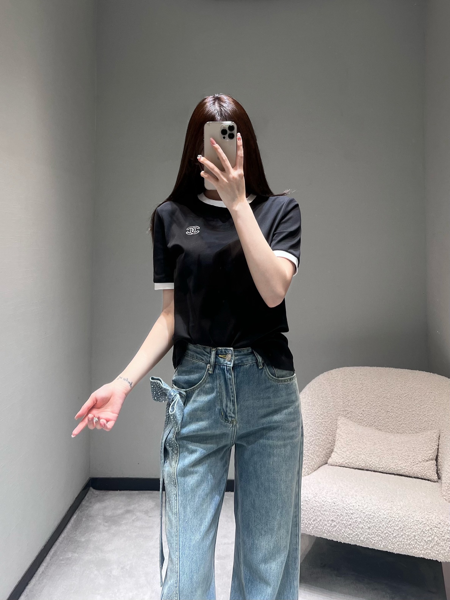 NO:734746,Chan*L 2026SS early spring new product series // Contrast color edge simple logo short-sleeved T-shirt, low saturation basic color, not picky about skin tone, minimalist small label logo embellishment on the body, with contrasting color hemming collar design, with high-end texture, low-key and durable. SML,,chanel,T-shirt,tees,t-shirt,19860909Chan*L 2026SS早春新品系列//撞色边简约logo短袖T恤低饱和基础色系不挑肤色,衣身极简小标logo点缀,搭配撞色包边领口设计,自带高级质感,低调耐看.SML,,chanel,T-shirt,tees，t-shirt,,Women's clothing