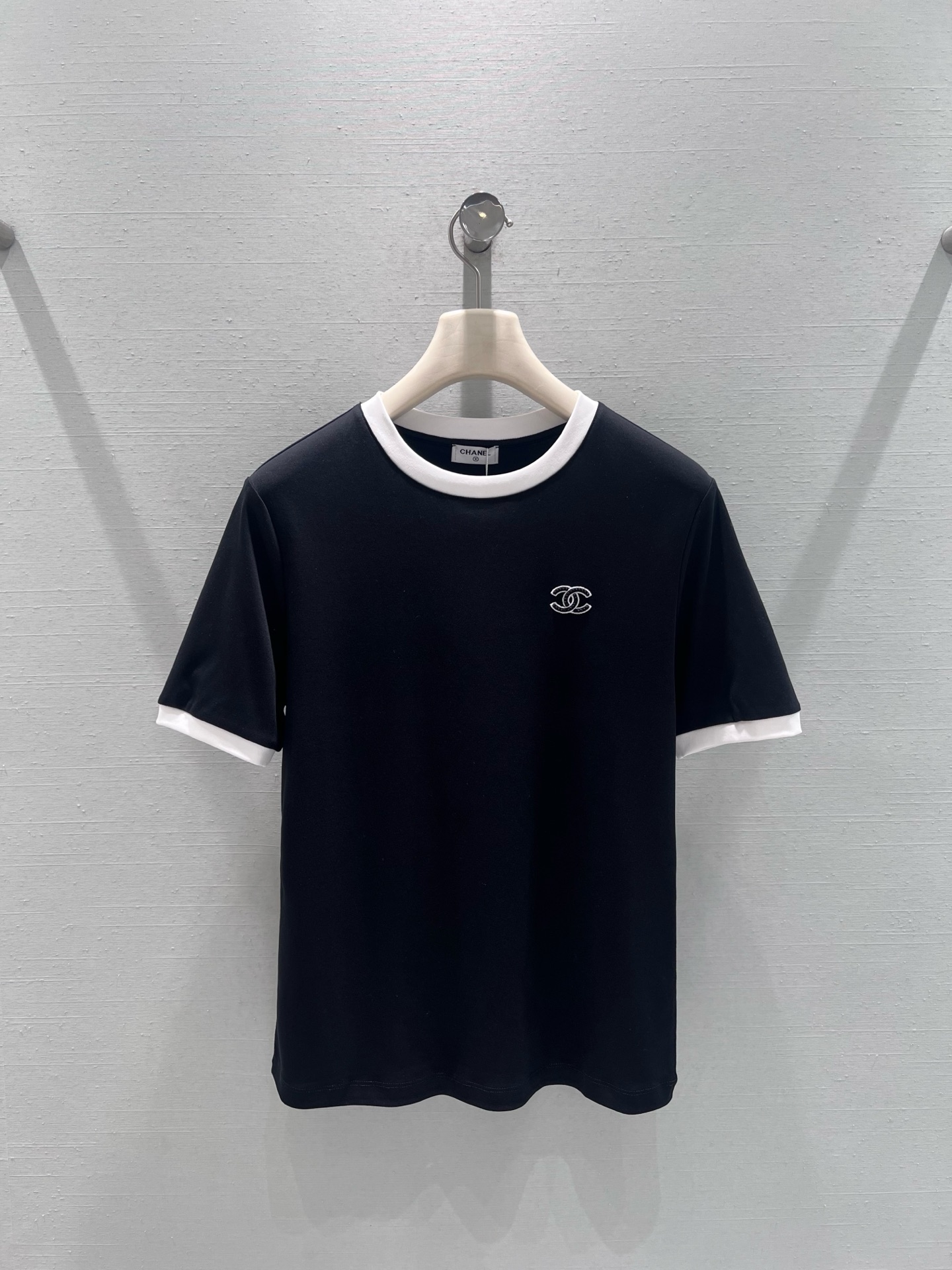 NO:734740,Support for exchange Chan*L 2026SS early spring new product series // Contrast color edge simple logo short-sleeved T-shirt, low saturation basic color, not picky about skin tone, minimalist small label logo embellishment on the body, with contrasting edged collar design, with high-end texture, low-key and durable. SML real shot details,, chanel, T-shirt, tees, t-shirt,19860909支持换款Chan*L 2026SS早春新品系列//撞色边简约logo短袖T恤低饱和基础色系不挑肤色,衣身极简小标logo点缀,搭配撞色包边领口设计,自带高级质感,低调耐看.SML实拍细节,,chanel,T-shirt,tees，t-shirt,,Women's clothing