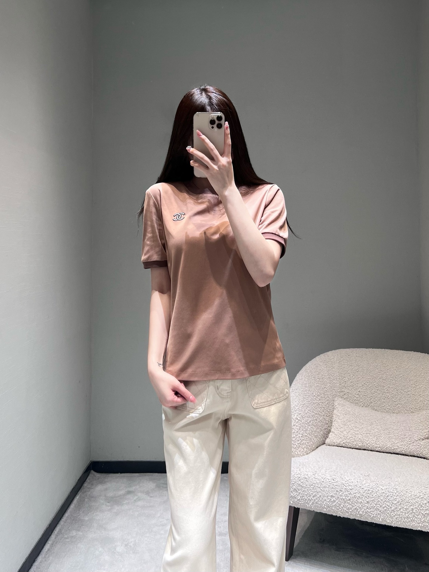 NO:734700,Chan*L 2026SS early spring new product series // Contrast color edge simple logo short-sleeved T-shirt, low saturation basic color, not picky about skin tone, minimalist small label logo embellishment on the body, with contrasting color hemming collar design, with high-end texture, low-key and durable. SML,,chanel,T-shirt,tees,t-shirt,19860909Chan*L 2026SS早春新品系列//撞色边简约logo短袖T恤低饱和基础色系不挑肤色,衣身极简小标logo点缀,搭配撞色包边领口设计,自带高级质感,低调耐看.SML,,chanel,T-shirt,tees，t-shirt,,Women's clothing