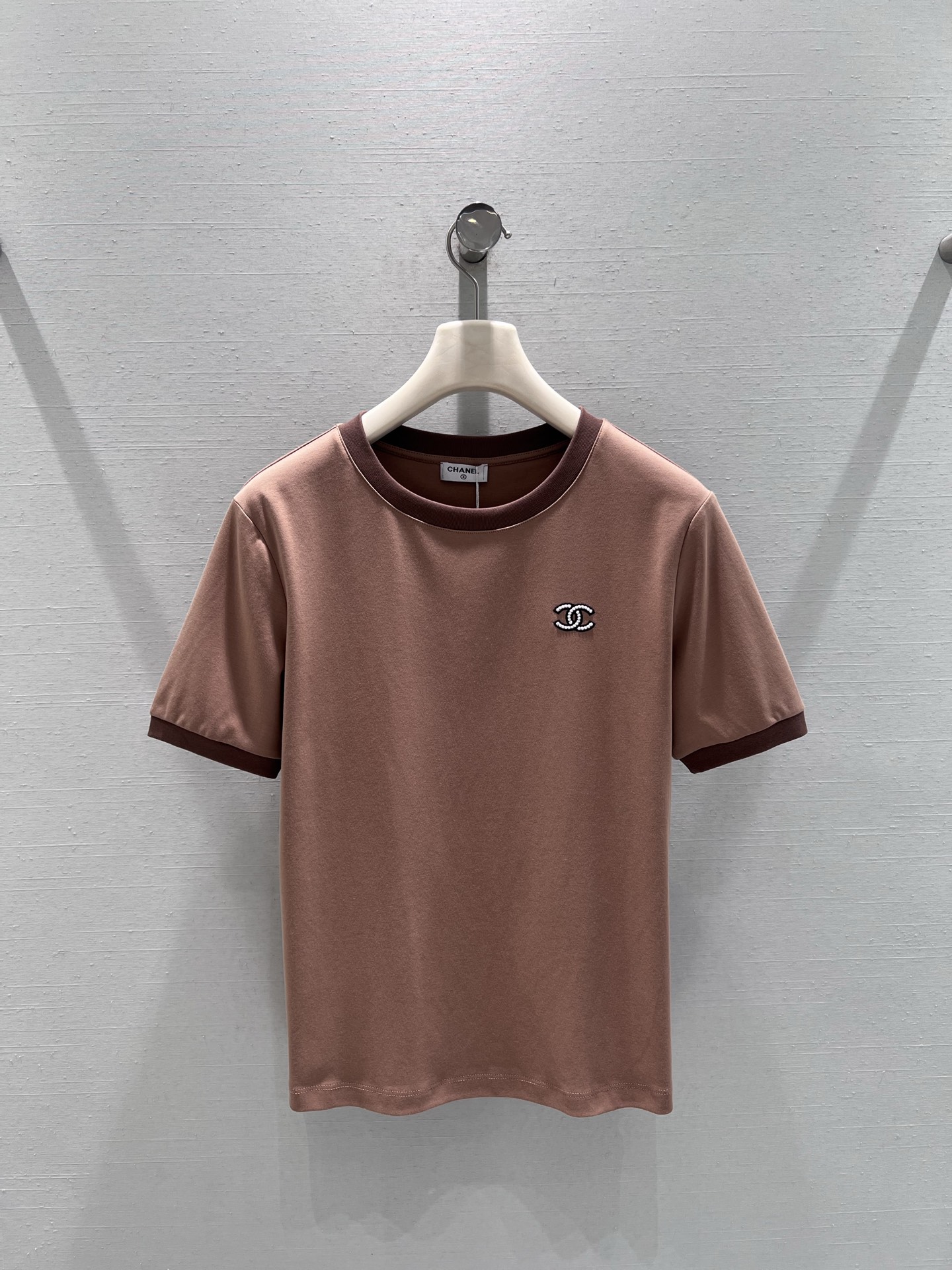 NO:734752,Support for exchange Chan*L 2026SS early spring new product series // Contrast color edge simple logo short-sleeved T-shirt, low saturation basic color, not picky about skin tone, minimalist small label logo embellishment on the body, with contrasting edged collar design, with high-end texture, low-key and durable. SML real shot details,, chanel, T-shirt, tees, t-shirt,19860909支持换款Chan*L 2026SS早春新品系列//撞色边简约logo短袖T恤低饱和基础色系不挑肤色,衣身极简小标logo点缀,搭配撞色包边领口设计,自带高级质感,低调耐看.SML实拍细节,,chanel,T-shirt,tees，t-shirt,,Women's clothing