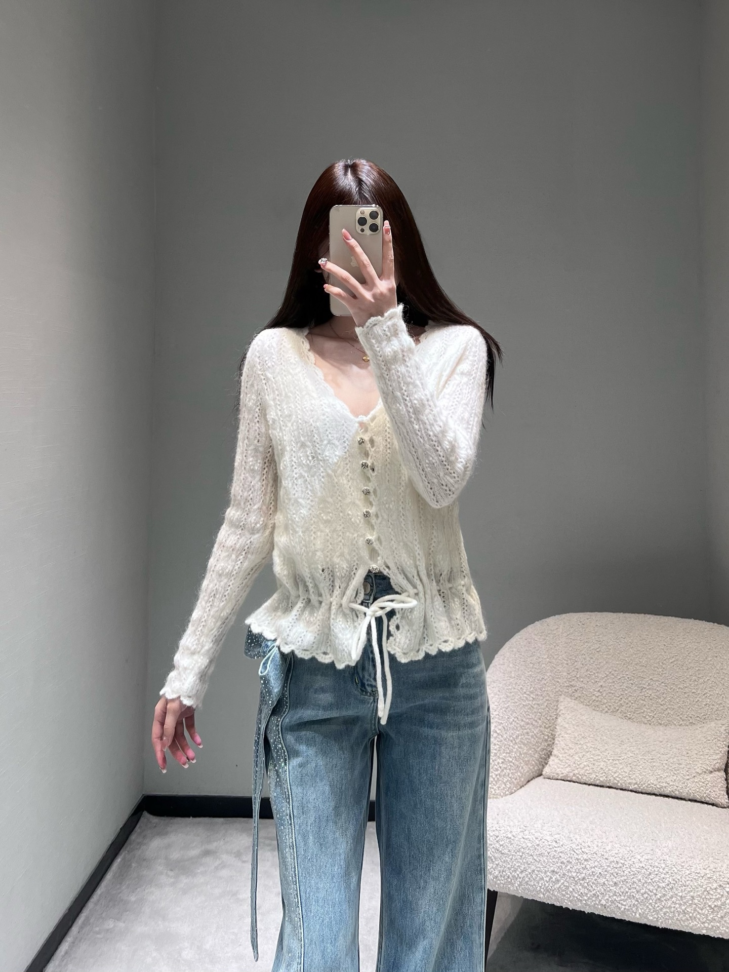 NO:735648,Chan*L 2026SS Early Spring New Product Series // The hollow knitted cardigan has a classic V-neck cut, exposing the delicate collarbone, and has a French lazy atmosphere; the placket is equipped with exquisite metal buttons, and the cuffs and hem are wavy lace, which softens the lines while adding girlishness and sophistication. Every stitch shows the craftsmanship. SML,,chanel,19860909Chan*L 2026SS早春新品系列//镂空针织开衫经典V领剪裁,露出精致锁骨,自带法式慵懒氛围；门襟搭配精致金属小扣,袖口与下摆做波浪花边处理,柔化线条的同时,增添少女感与精致度,每一处针脚都尽显工艺质感.SML,,chanel,,Women's clothing