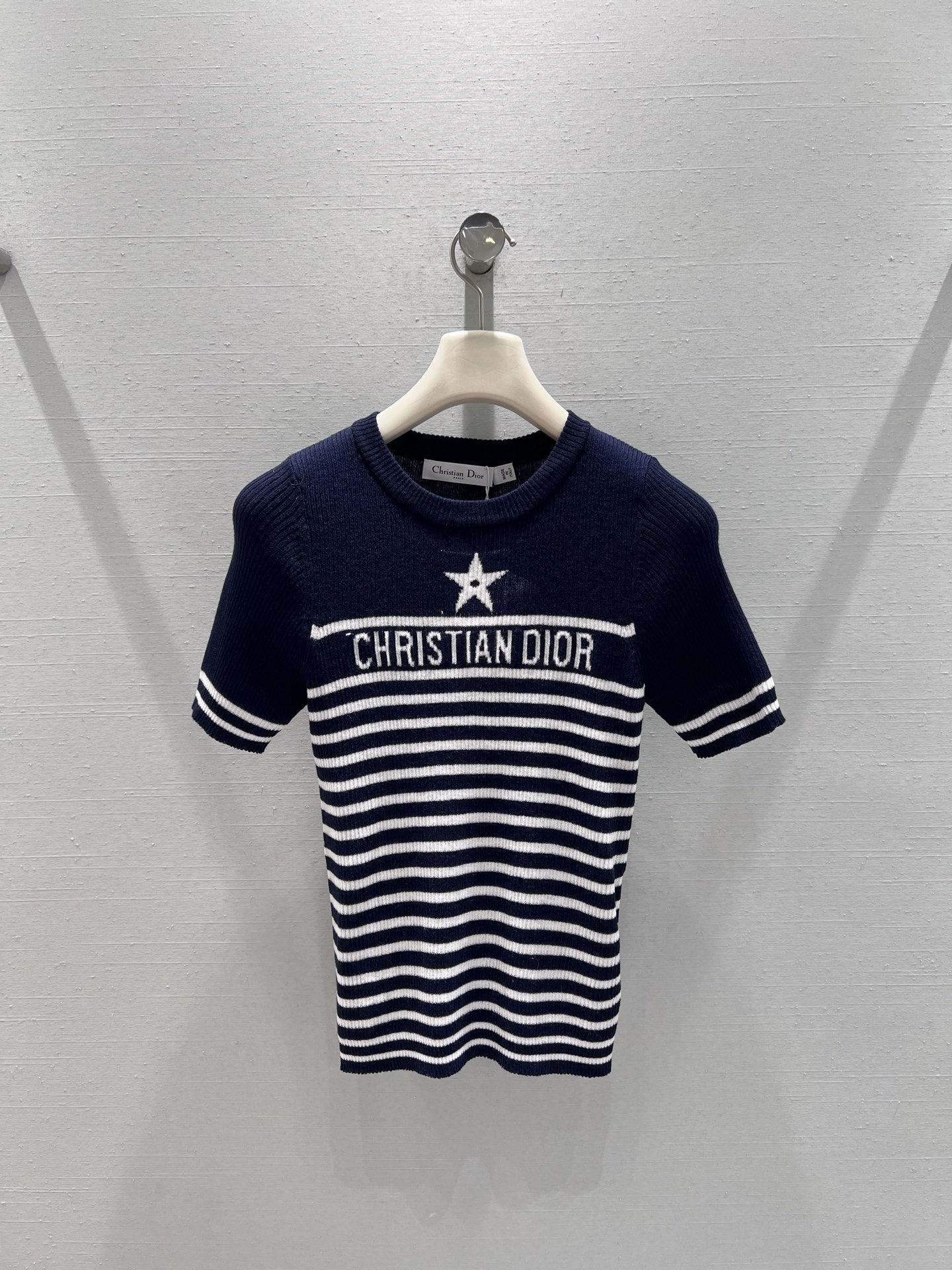 NO:735642,Supports replacement DIO*26SS early spring new product series // Classic striped lucky star knitted short-sleeved classic round neck cut, neatly modify the neck line; eye-catching CD letter jacquard on the chest with the brand's iconic lucky star embroidery, replica of the classic navy style, with a French relaxed atmosphere; pitted knitted texture, delicate texture. SML real shot details, dior, T-shirt,19860909支持换款DIO*26SS早春新品系列//经典条纹幸运星针织短袖经典圆领剪裁,利落修饰颈部线条；胸前醒目CD字母提花搭配品牌标志性幸运星刺绣,复刻经典海军风,自带法式松弛氛围感；坑条针织纹理,质感细腻.SML实拍细节,,dior,T-shirt,,Women's clothing