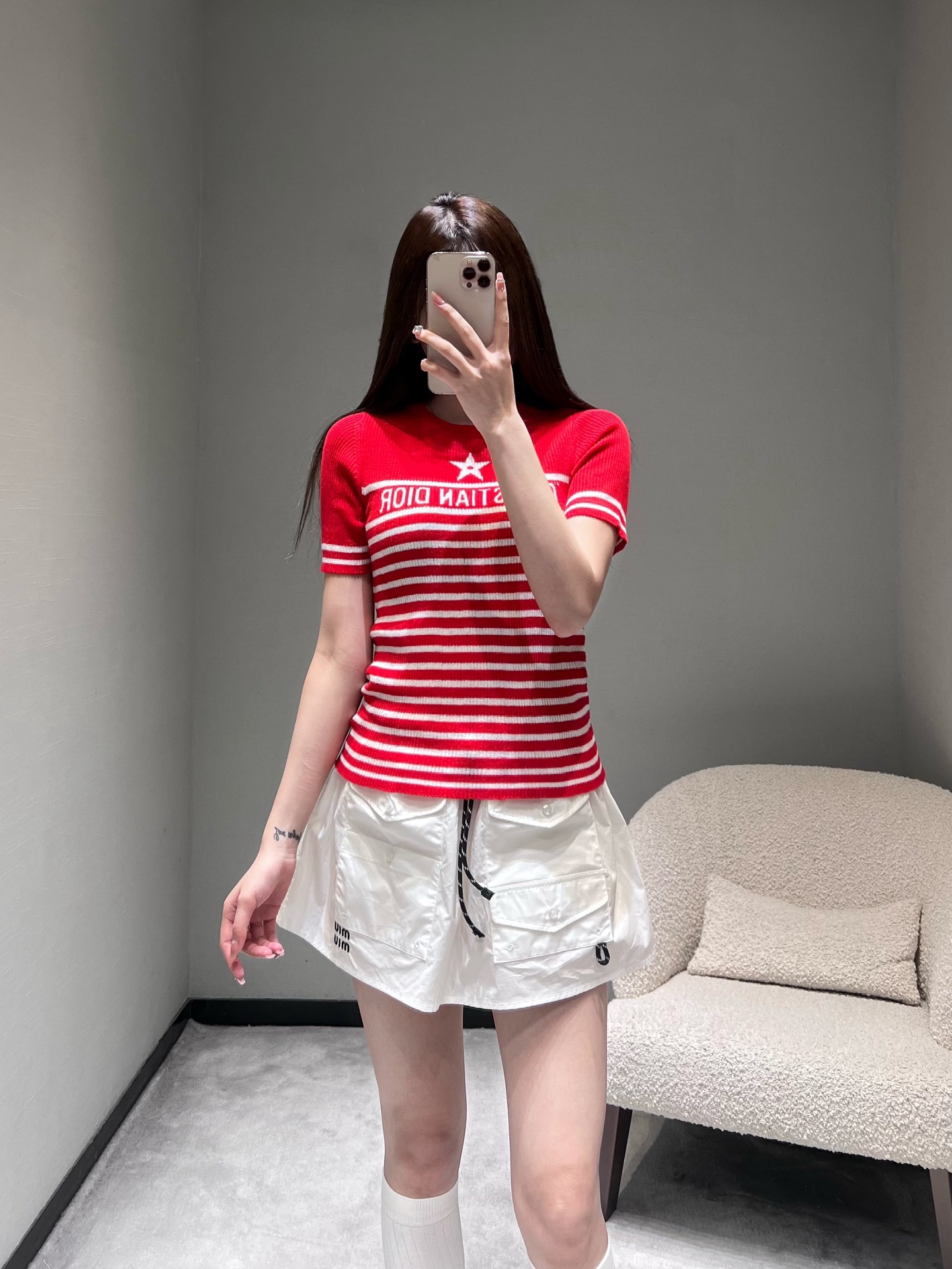 NO:735640,DIO*26SS new early spring series // Classic striped lucky star knitted short-sleeved classic round neck cut, neatly modifying the neck line; eye-catching CD letter jacquard on the chest with the brand's iconic lucky star embroidery, replica of the classic navy style, with a French relaxed atmosphere; pitted knitted texture, delicate texture. SML,, dior, T-shirt,19860909DIO*26SS早春新品系列//经典条纹幸运星针织短袖经典圆领剪裁,利落修饰颈部线条；胸前醒目CD字母提花搭配品牌标志性幸运星刺绣,复刻经典海军风,自带法式松弛氛围感；坑条针织纹理,质感细腻.SML,,dior,T-shirt,,Women's clothing