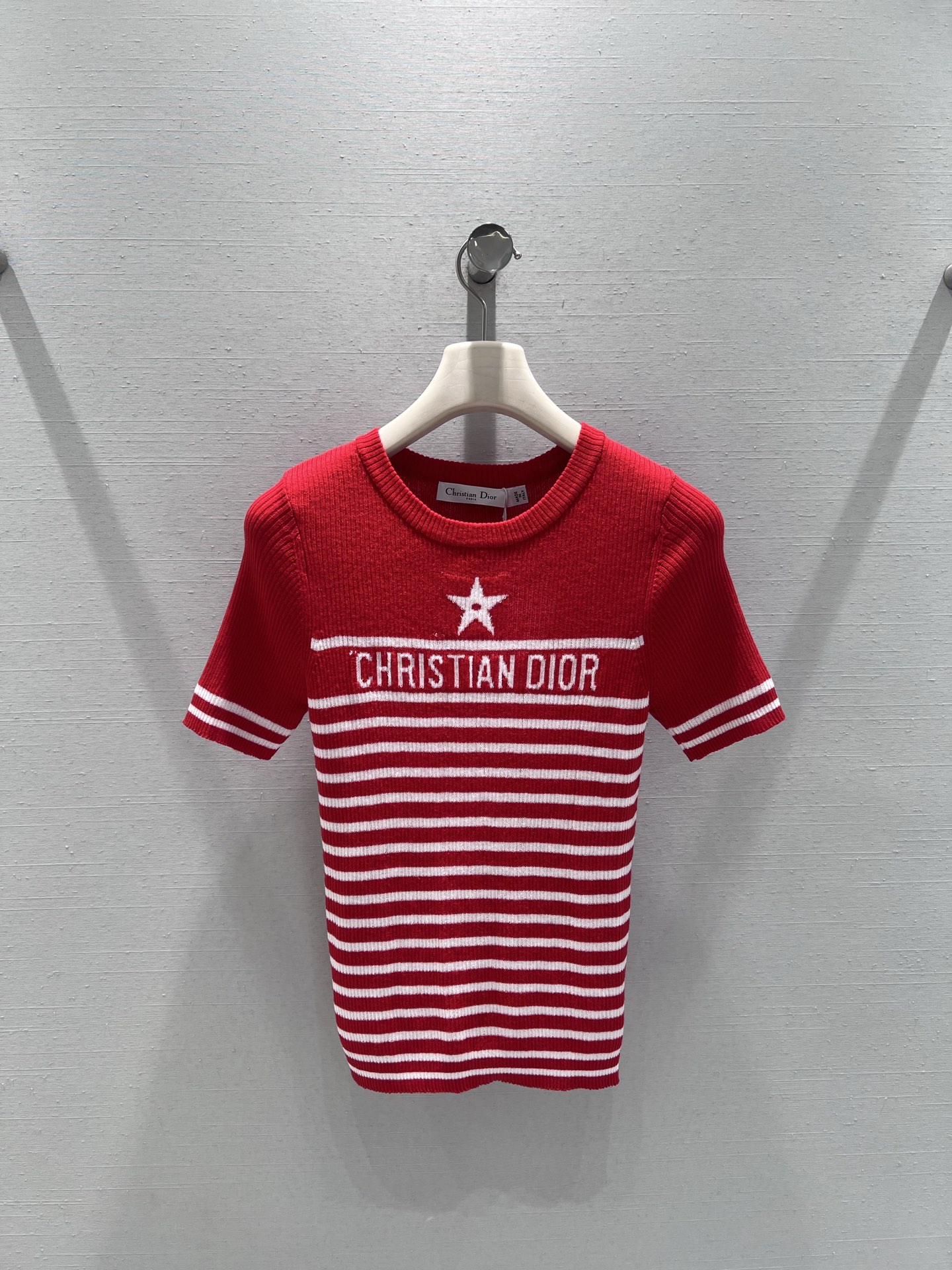 NO:735638,Supports replacement DIO*26SS early spring new product series // Classic striped lucky star knitted short-sleeved classic round neck cut, neatly modify the neck line; eye-catching CD letter jacquard on the chest with the brand's iconic lucky star embroidery, replica of the classic navy style, with a French relaxed atmosphere; pitted knitted texture, delicate texture. SML real shot details, dior, T-shirt,19860909支持换款DIO*26SS早春新品系列//经典条纹幸运星针织短袖经典圆领剪裁,利落修饰颈部线条；胸前醒目CD字母提花搭配品牌标志性幸运星刺绣,复刻经典海军风,自带法式松弛氛围感；坑条针织纹理,质感细腻.SML实拍细节,,dior,T-shirt,,Women's clothing