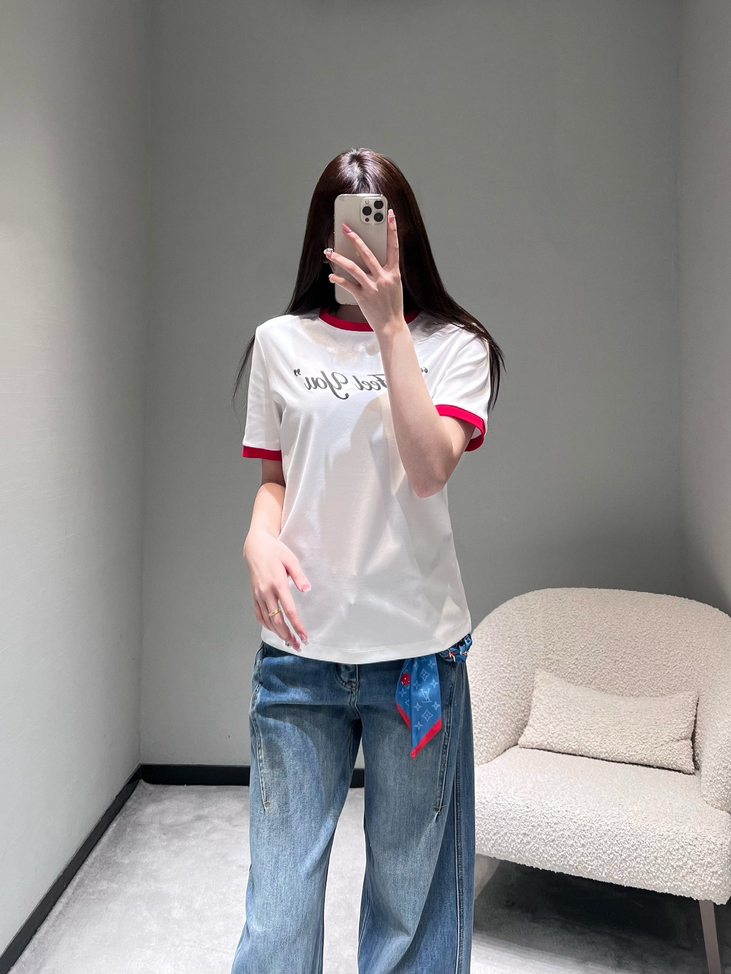 NO:735636,Acne S**dios26SS new early spring series //Contrast letter printed short-sleeved classic round neck with burgundy contrast edging, retro and energetic; eye-catching floral letter print on the front, gentle brushwork, with French romantic sentiment; loose straight version, neat and not procrastinating, taking into account both leisure and sophistication. SML,,acne studios,dior,T-shirt,19860909Acne S**dios26SS早春新款系列//撞色字母印花短袖经典圆领搭配酒红撞色包边,复古又显元气；正面醒目花体字母印花,笔触温柔,自带法式浪漫情调；宽松直筒版型,利落不拖沓,兼顾休闲与精致感.SML,,acne studios,dior,T-shirt,,Women's clothing