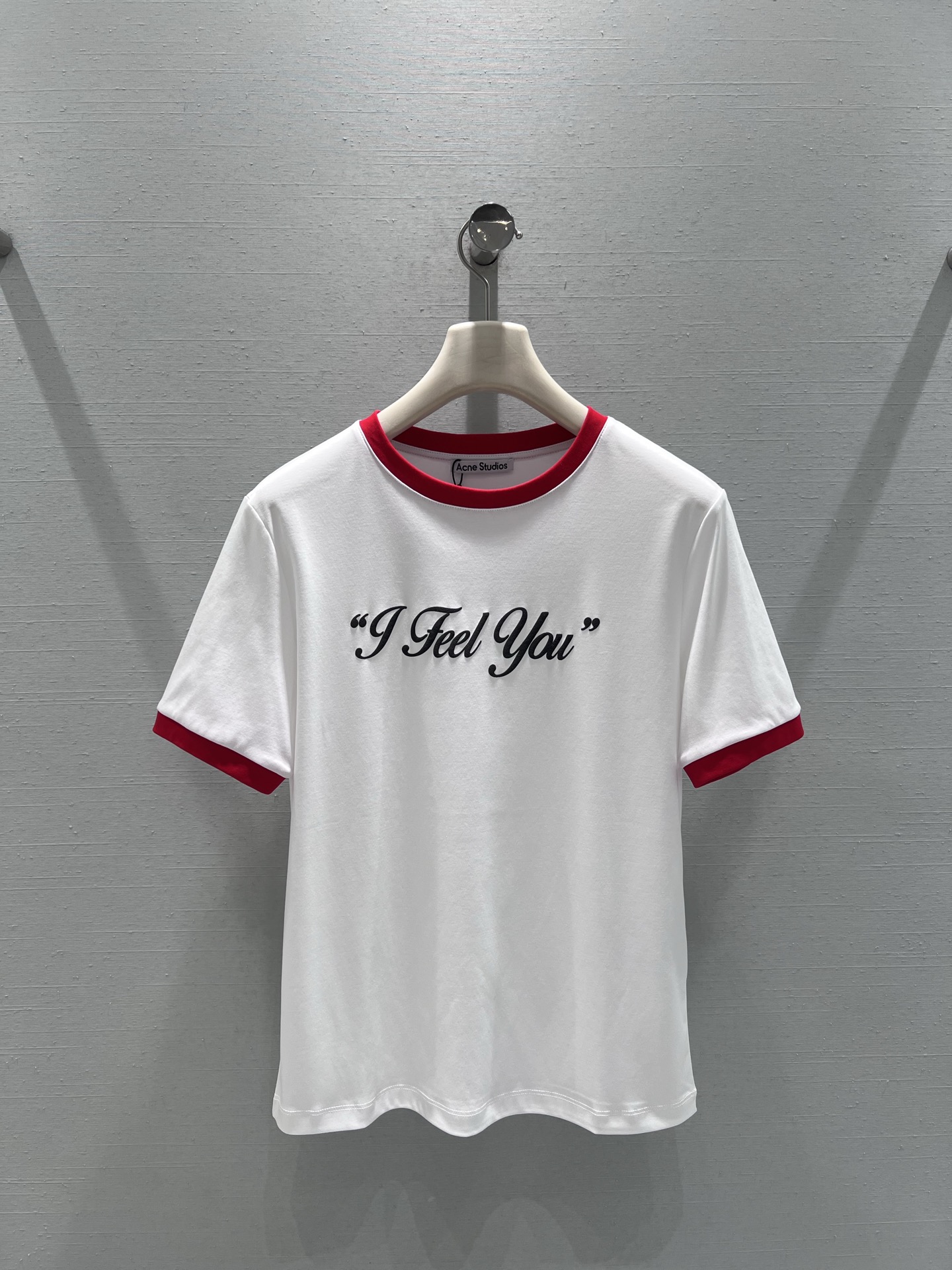 NO:735634,Support for exchange Acne S**dios26SS early spring new series //Contrast letter printed short-sleeved classic round neck with burgundy contrast edging, retro and energetic; eye-catching floral letter print on the front, gentle strokes, with French romantic sentiment; loose straight version, neat and not procrastinating, taking into account both leisure and sophistication. SML real shot details, Acne studios, dior, T-shirt,19860909支持换款Acne S**dios26SS早春新款系列//撞色字母印花短袖经典圆领搭配酒红撞色包边,复古又显元气；正面醒目花体字母印花,笔触温柔,自带法式浪漫情调；宽松直筒版型,利落不拖沓,兼顾休闲与精致感.SML实拍细节,,acne studios,dior,T-shirt,,Women's clothing