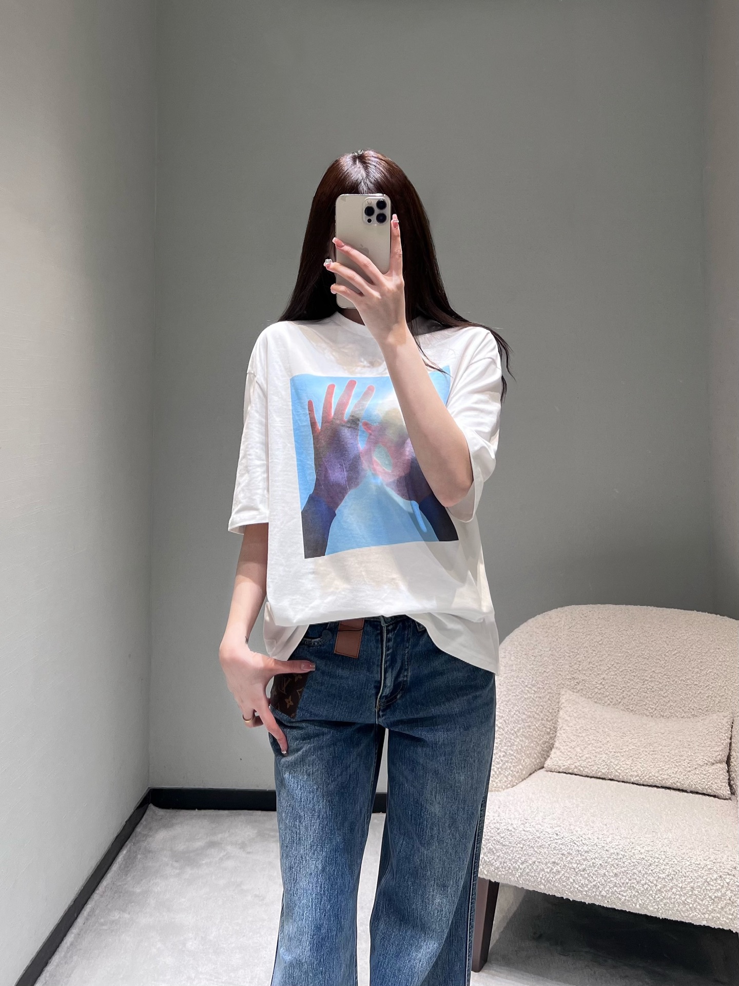 NO:736063,26SS new product series // Artistic printed loose short-sleeved T-shirt, classic round neck + dropped shoulders, loose version, with a lazy atmosphere; front artistic printing, a light and shadow palm, a retro window view, full of visual tension, loose dropped shoulders cut, modified shoulder and neck lines. Full of niche design, wear art on the body. SML,, T-shirt, tees, t-shirt,1986090926SS新品系列//艺术感印花宽松短袖T恤经典圆领+落肩宽松版型,自带慵懒氛围感；正面艺术感印花,一款光影手掌、一款复古窗景,视觉张力十足,宽松落肩剪裁,修饰肩颈线条.小众设计感拉满,把艺术穿在身上.SML,,T-shirt,tees，t-shirt,,Women's clothing