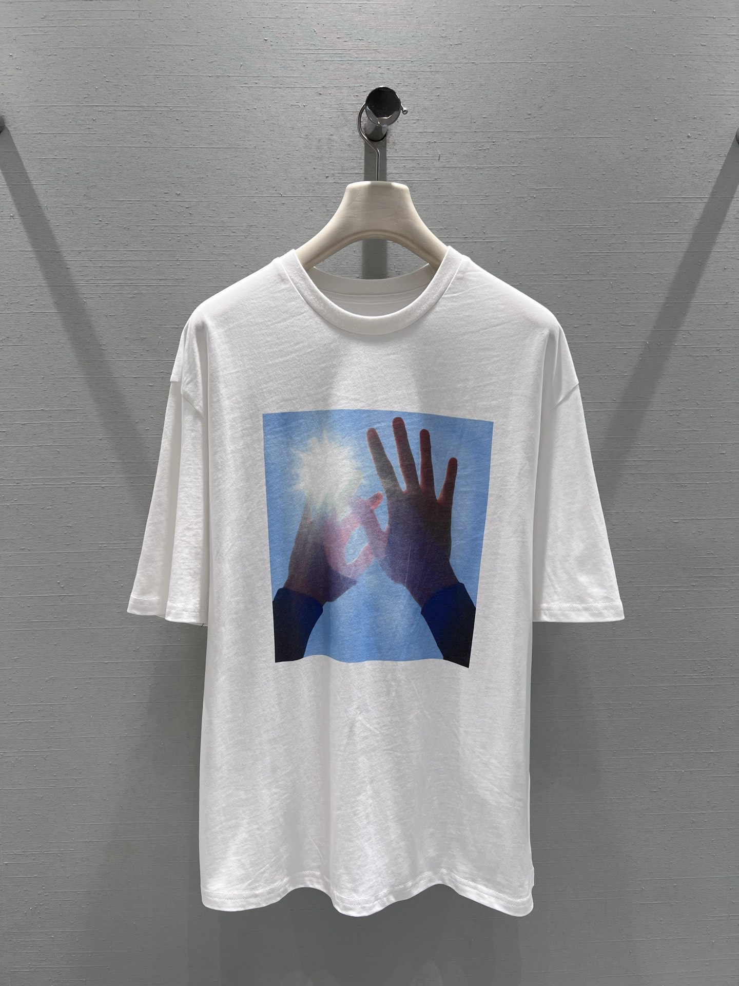 NO:736058,Support exchange of 26SS new product series // Artistic printed loose short-sleeved T-shirt, classic round neck + dropped shoulders, loose version, with a lazy atmosphere; front artistic printing, a light and shadow palm, a retro window view, full of visual tension, loose shoulder cut, modified shoulder and neck lines. Full of niche design, wear art on the body. SML real shot details, T-shirt, tees, t-shirt,19860909支持换款26SS新品系列//艺术感印花宽松短袖T恤经典圆领+落肩宽松版型,自带慵懒氛围感；正面艺术感印花,一款光影手掌、一款复古窗景,视觉张力十足,宽松落肩剪裁,修饰肩颈线条.小众设计感拉满,把艺术穿在身上.SML实拍细节,,T-shirt,tees，t-shirt,,Women's clothing