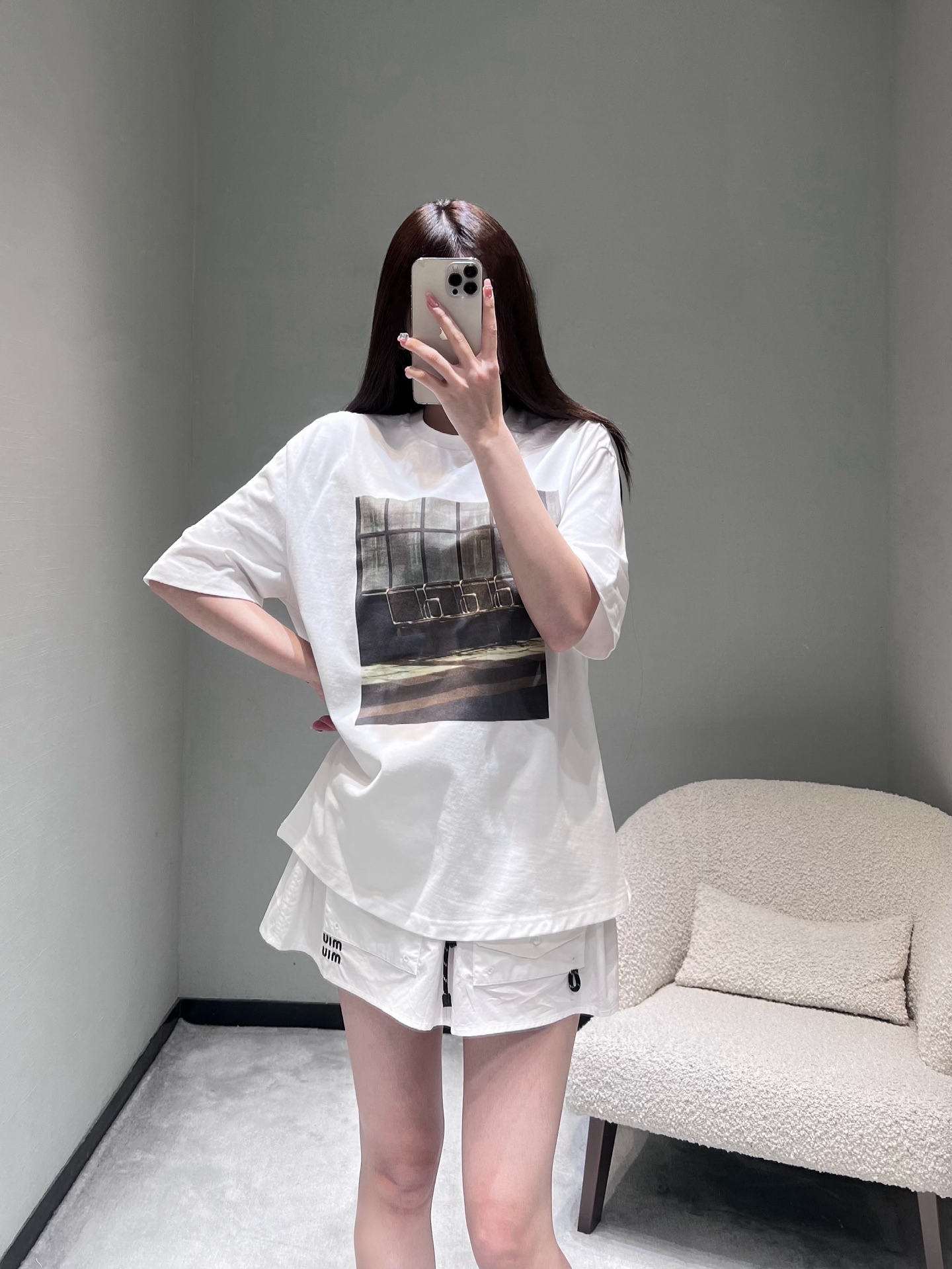 NO:736053,26SS new product series // Artistic printed loose short-sleeved T-shirt, classic round neck + dropped shoulders, loose version, with a lazy atmosphere; front artistic printing, a light and shadow palm, a retro window view, full of visual tension, loose dropped shoulders cut, modified shoulder and neck lines. Full of niche design, wear art on the body. SML,, T-shirt, tees, t-shirt,1986090926SS新品系列//艺术感印花宽松短袖T恤经典圆领+落肩宽松版型,自带慵懒氛围感；正面艺术感印花,一款光影手掌、一款复古窗景,视觉张力十足,宽松落肩剪裁,修饰肩颈线条.小众设计感拉满,把艺术穿在身上.SML,,T-shirt,tees，t-shirt,,Women's clothing