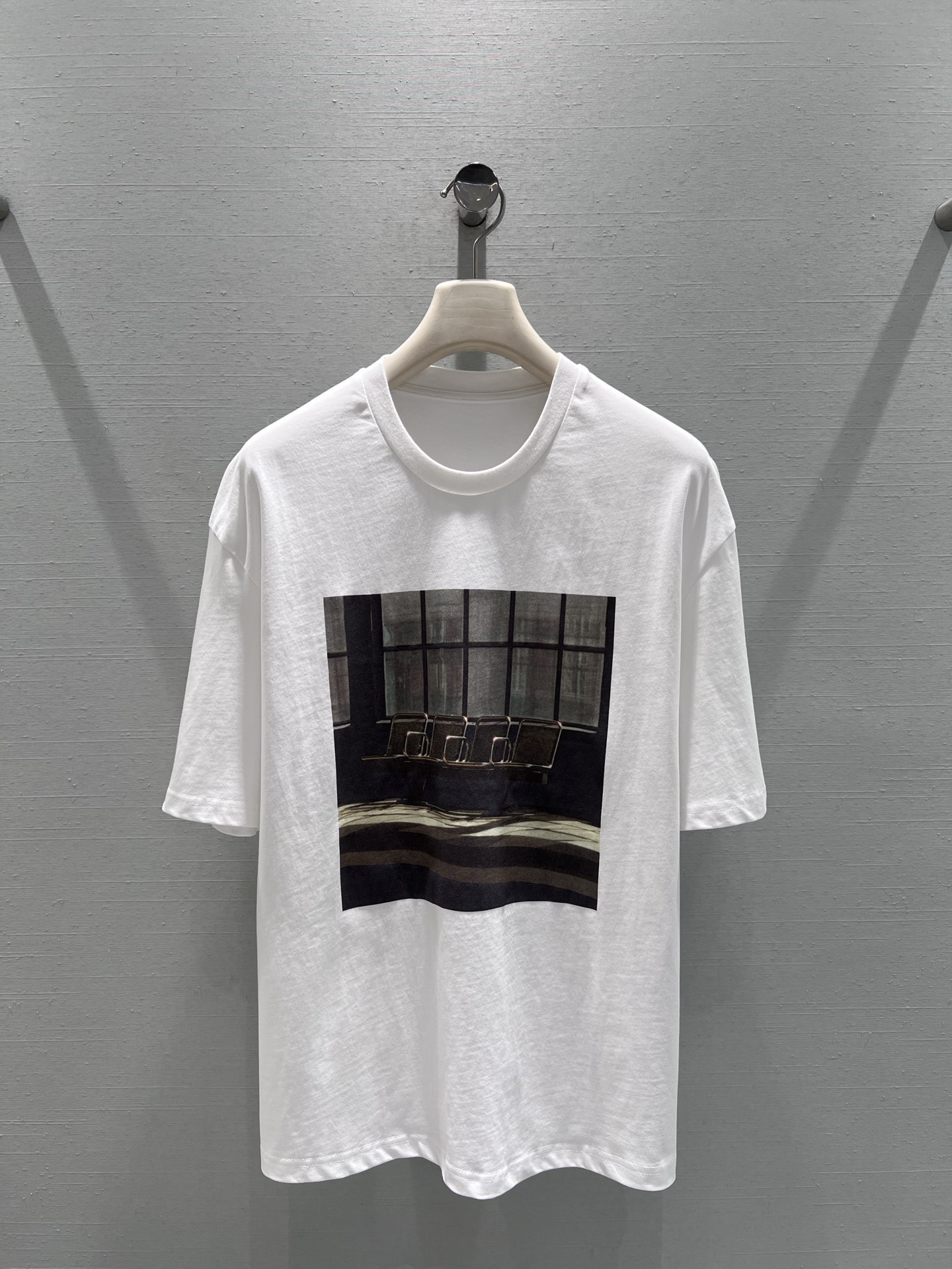 NO:736049,Support exchange of 26SS new product series // Artistic printed loose short-sleeved T-shirt, classic round neck + dropped shoulders, loose version, with a lazy atmosphere; front artistic printing, a light and shadow palm, a retro window view, full of visual tension, loose shoulder cut, modified shoulder and neck lines. Full of niche design, wear art on the body. SML real shot details, T-shirt, tees, t-shirt,19860909支持换款26SS新品系列//艺术感印花宽松短袖T恤经典圆领+落肩宽松版型,自带慵懒氛围感；正面艺术感印花,一款光影手掌、一款复古窗景,视觉张力十足,宽松落肩剪裁,修饰肩颈线条.小众设计感拉满,把艺术穿在身上.SML实拍细节,,T-shirt,tees，t-shirt,,Women's clothing