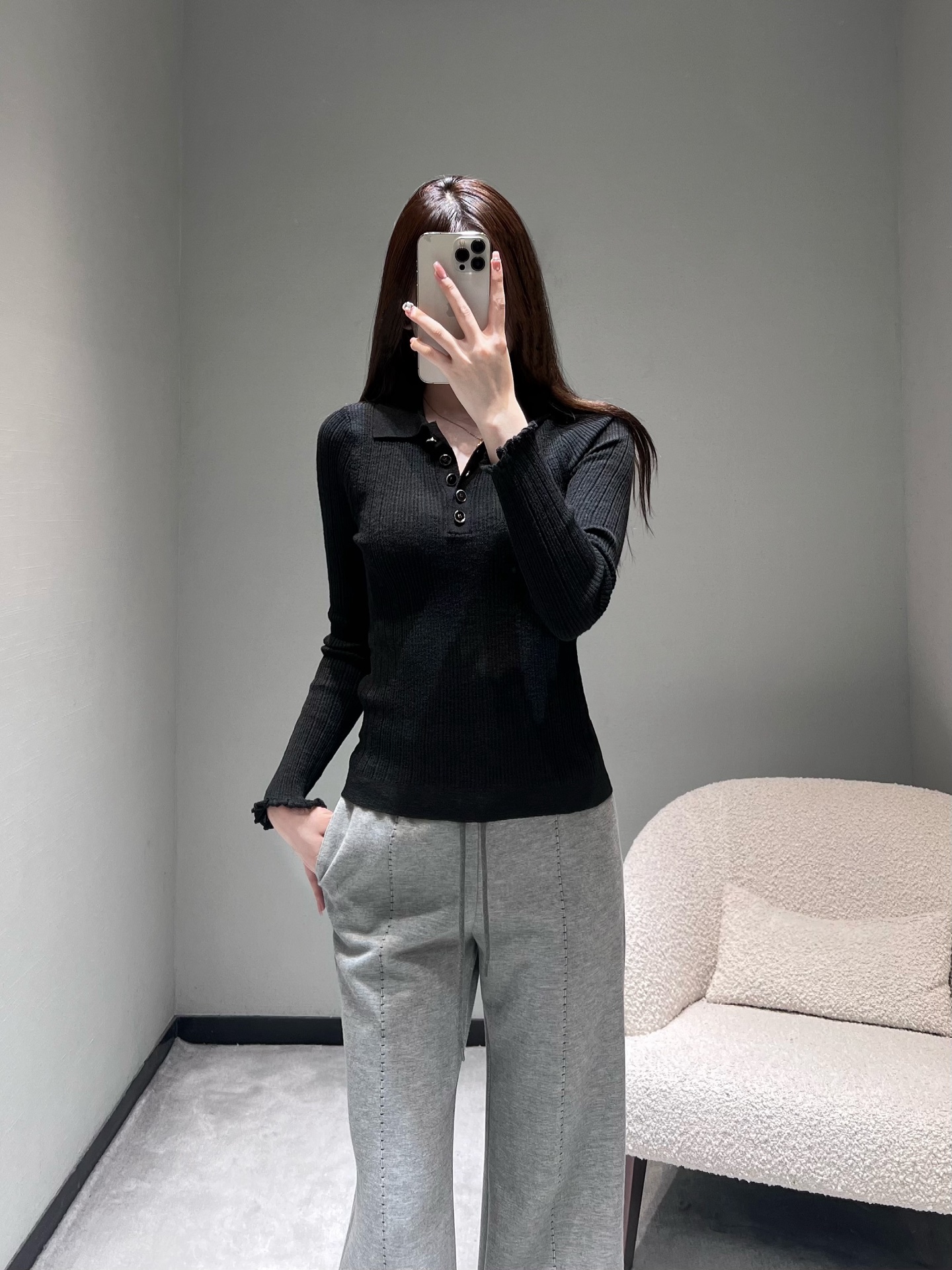 NO:736501,Chan*L 2026SS Early Spring New Product Series // The Polo collar knitted long-sleeved top is made of high-elastic vertical pit strip knitted fabric, which closely fits the body shape and outlines the beautiful waist and abdomen curve. The neckline retains the iconic button placket, and the ruffle design on the cuffs and hem breaks the dull feeling of pure black and adds a casual and lazy atmosphere. SML,,chanel,19860909Chan*L 2026SS早春新品系列//Polo领针织长袖上衣采用高弹竖坑条针织面料,紧密贴合身形,能勾勒出优美的腰腹曲线.领口保留了标志性的纽扣门襟,袖口与衣摆的荷叶边设计打破了纯黑的沉闷感,增添一丝随性慵懒的氛围.SML,,chanel,,Women's clothing