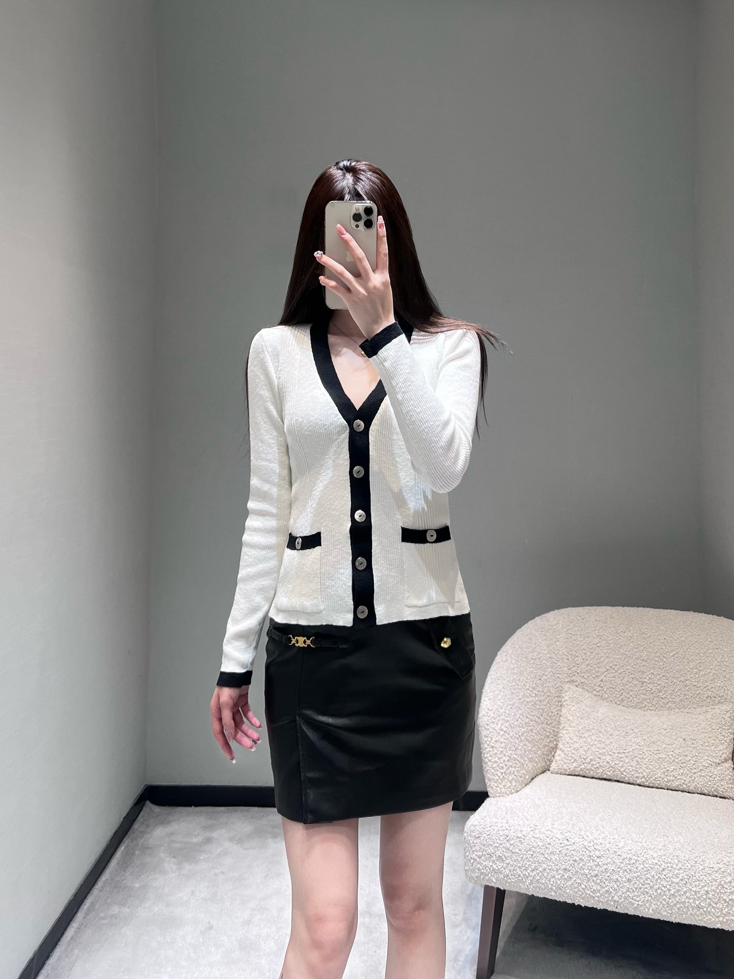 NO:736525,Chan*L 2026SS Early Spring New Product Series // Contrast color V-neck knitted cardigan adopts a short waisted version. The V-neck design cleverly modifies the neck line. The ribbed knitted fabric has elasticity and fits the body shape without being tight. The contrasting edges on the placket and pockets echo the neckline design. It is matched with metal buttons of the same color, showing French elegance in every gesture. SML,,chanel,19860909Chan*L 2026SS早春新品系列//撞色V领针织开衫采用短款收腰版型,V领设计巧妙修饰颈部线条,罗纹针织面料自带弹力,贴合身形却不紧绷,门襟与口袋的撞色包边呼应领口设计,搭配同色系金属质感纽扣,举手投足间尽显法式优雅.SML,,chanel,,Women's clothing