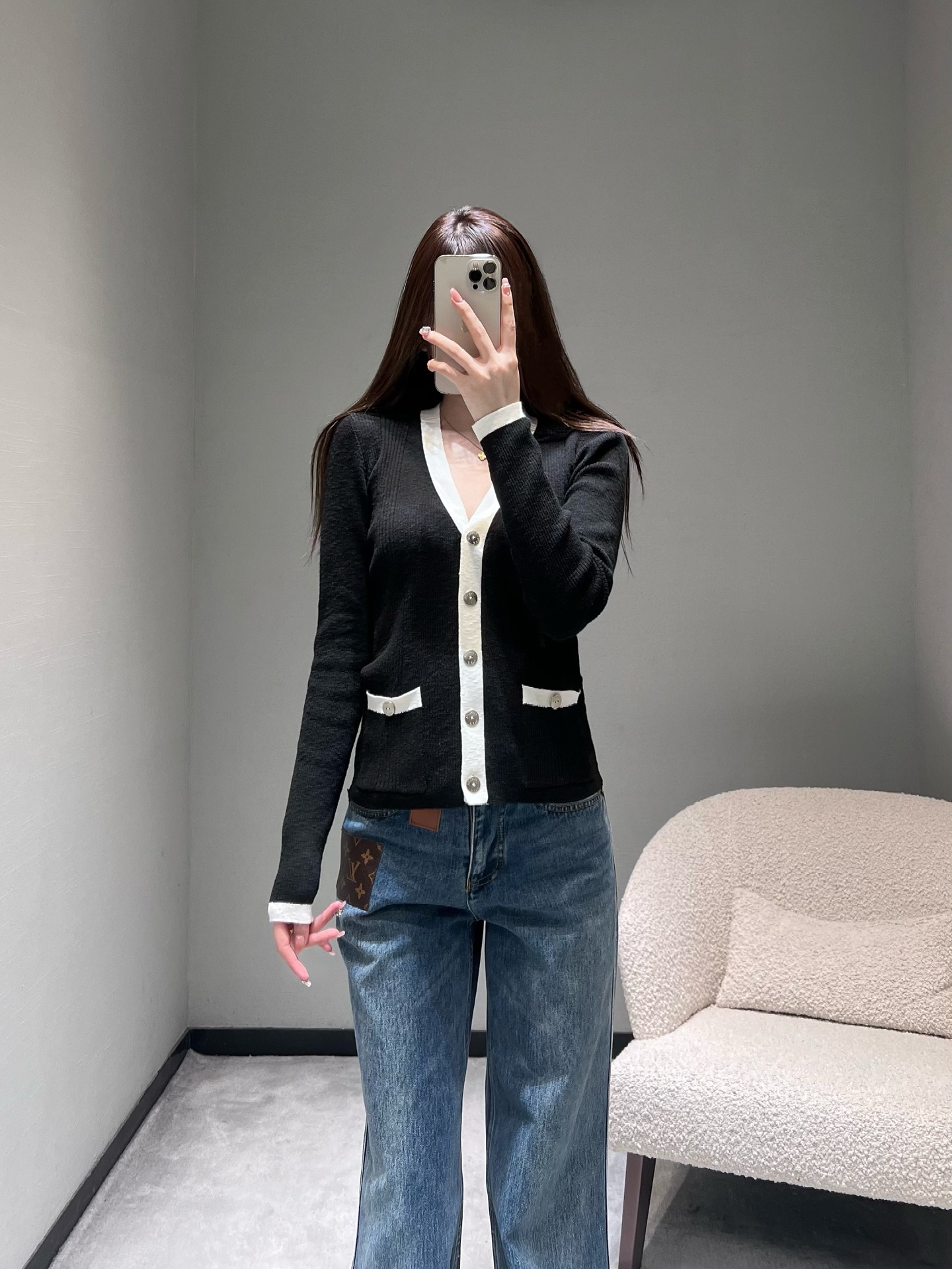 NO:736514,Chan*L 2026SS Early Spring New Product Series // Contrast color V-neck knitted cardigan adopts a short waisted version. The V-neck design cleverly modifies the neck line. The ribbed knitted fabric has elasticity and fits the body shape without being tight. The contrasting edges on the placket and pockets echo the neckline design. It is matched with metal buttons of the same color, showing French elegance in every gesture. SML,,chanel,19860909Chan*L 2026SS早春新品系列//撞色V领针织开衫采用短款收腰版型,V领设计巧妙修饰颈部线条,罗纹针织面料自带弹力,贴合身形却不紧绷,门襟与口袋的撞色包边呼应领口设计,搭配同色系金属质感纽扣,举手投足间尽显法式优雅.SML,,chanel,,Women's clothing