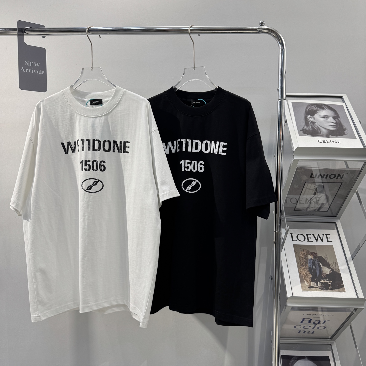 新款💰75 款号: W216#
WE11DONE官网2025春夏新款王嘉尔白敬亭同款上身数字LOGO印花短袖T恤
面料:300g双纱精梳紧密赛络纺重磅纯棉
工艺:走线均是全身三线缝制,后领织带包边延伸到肩部加固,细节井口与肩膀处的衔接处打了倒针,更加无缝衔接。印花采用高端工艺不易开裂,区别市面普通版本
辅料:吊牌洗水主唛,全套定制的YUAN版辅料
颜色:白色、黑色
尺码:S-L
肩宽 胸围 衣长
S 码 52 112 71
M码 54 118 73
L 码 56 124 75