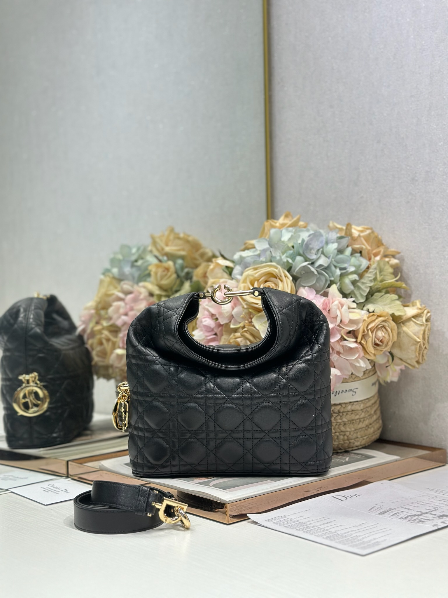 NO:941768,Dior 2026 Autumn and Winter Series - 'Black Sheepskin' Jonathan Anderson's accessories and detailed designs this season incorporate lotus flowers that are consistent with the show!  Elements such as lotus leaves, cascading pleats, curly arcs, and classical silhouette elements are all reflected in the craftsmanship. The details are worth seeing more than the overall shape. Model size 24×27×9cm, Dior, dior, dior, sheepskin19860909Dior2026秋冬系列-「黑色羊皮」 JonathanAnderson本季的配饰和细节设计融入了与秀场一致的荷花！荷叶等元素,工艺中层叠的褶皱,卷曲的弧度,以及古典的廓形元素均有体现,细节比整体造型要值得一看. 型号 尺寸24×27×9cm,迪奥,dior,dior,sheepskin,Bag