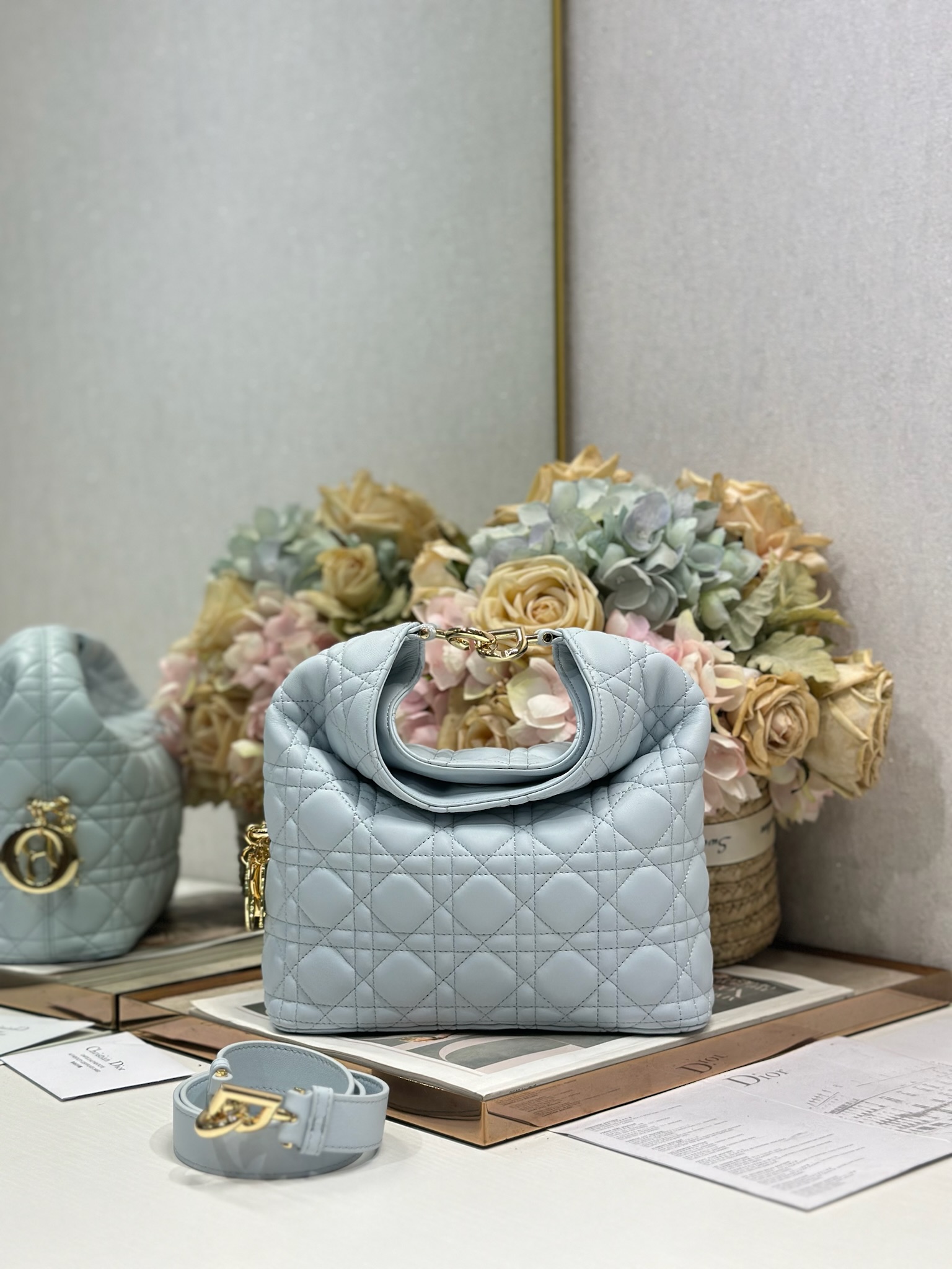 NO:941762,Dior 2026 Autumn and Winter Series - 'Glacier Blue Sheepskin' Jonathan Anderson's accessories and detailed designs this season incorporate the same lotus as the show!  Elements such as lotus leaves, cascading pleats, curly arcs, and classical silhouette elements are all reflected in the craftsmanship. The details are worth seeing more than the overall shape. Model size 24×27×9cm, Dior, dior, dior, sheepskin19860909Dior2026秋冬系列-「冰川蓝羊皮」 JonathanAnderson本季的配饰和细节设计融入了与秀场一致的荷花！荷叶等元素,工艺中层叠的褶皱,卷曲的弧度,以及古典的廓形元素均有体现,细节比整体造型要值得一看. 型号 尺寸24×27×9cm,迪奥,dior,dior,sheepskin,Bag