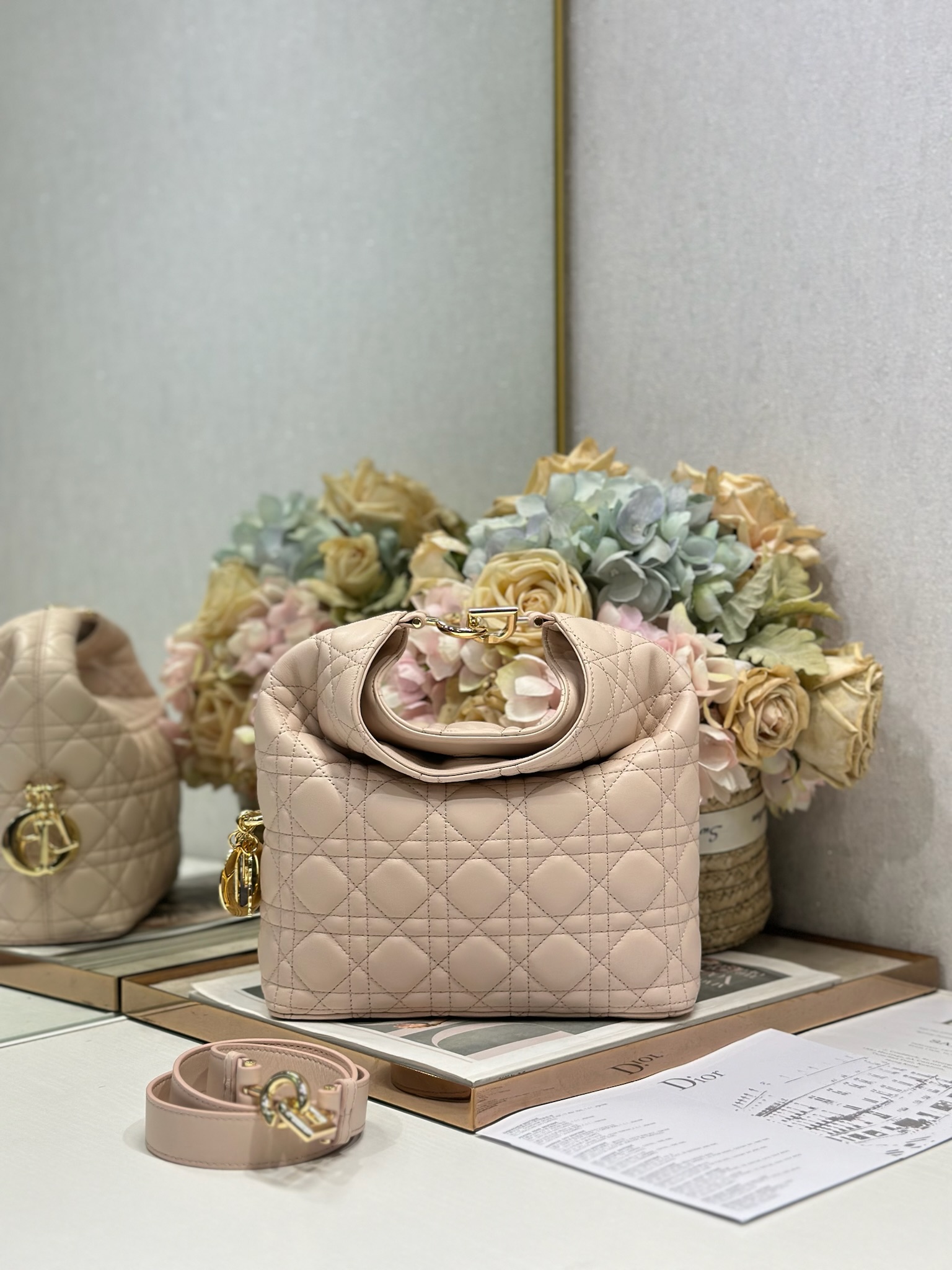 NO:941722,Dior 2026 Autumn and Winter Series - 'Rouge Pink Sheepskin' Jonathan Anderson's accessories and detailed designs this season incorporate the lotus flower consistent with the show!  Elements such as lotus leaves, cascading pleats, curly arcs, and classical silhouette elements are all reflected in the craftsmanship. The details are worth seeing more than the overall shape. Model size 24×27×9cm, Dior, dior, dior, sheepskin19860909Dior2026秋冬系列-「胭脂粉羊皮」 JonathanAnderson本季的配饰和细节设计融入了与秀场一致的荷花！荷叶等元素,工艺中层叠的褶皱,卷曲的弧度,以及古典的廓形元素均有体现,细节比整体造型要值得一看. 型号 尺寸24×27×9cm,迪奥,dior,dior,sheepskin,Bag