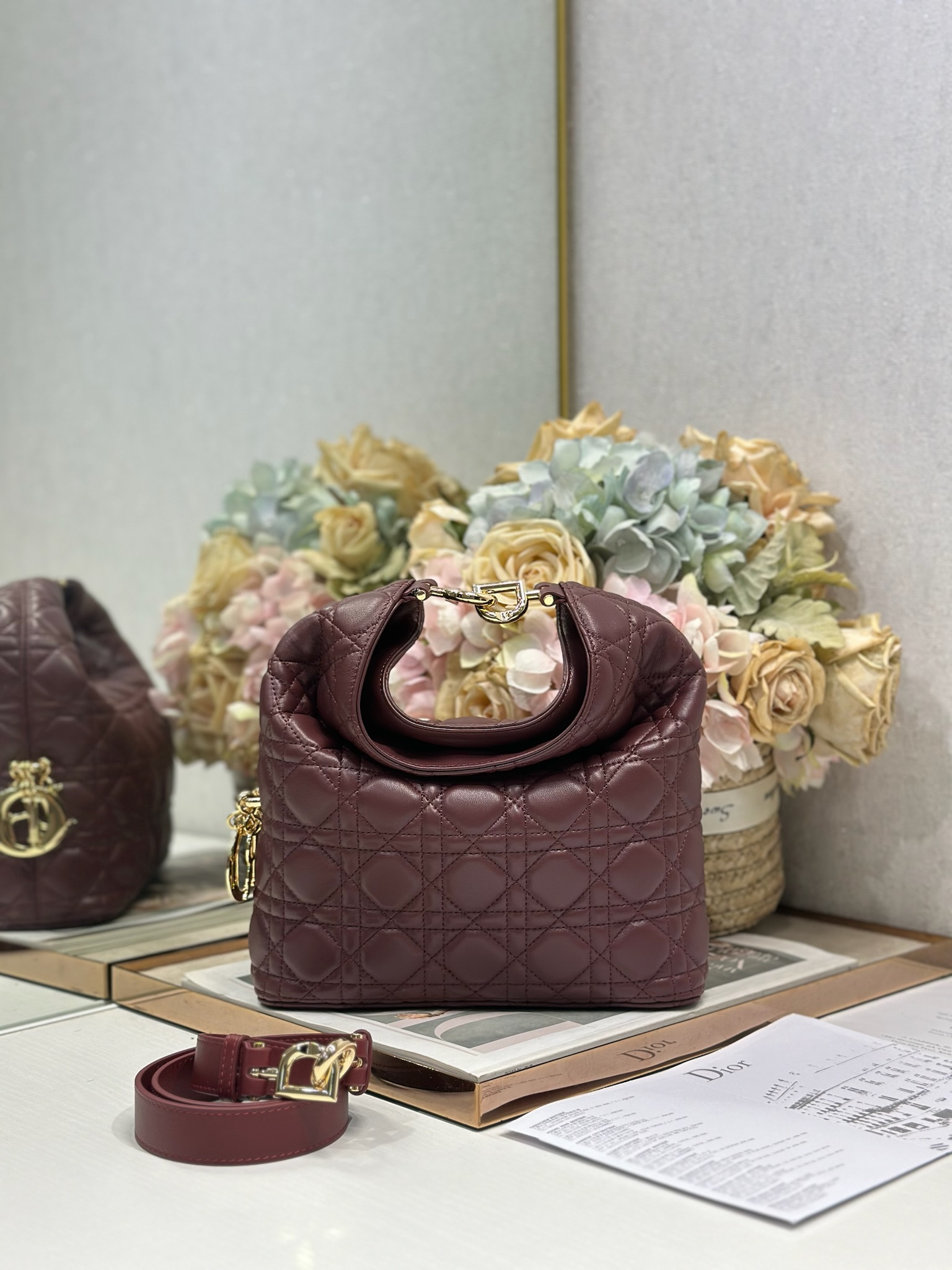NO:941730,Dior 2026 Autumn and Winter Series - 'Burgundy Sheepskin' Jonathan Anderson's accessories and detailed designs this season incorporate lotus flowers consistent with the show!  Elements such as lotus leaves, cascading pleats, curly arcs, and classical silhouette elements are all reflected in the craftsmanship. The details are worth seeing more than the overall shape. Model size 24×27×9cm, Dior, dior, dior, sheepskin19860909Dior2026秋冬系列-「酒红羊皮」 JonathanAnderson本季的配饰和细节设计融入了与秀场一致的荷花！荷叶等元素,工艺中层叠的褶皱,卷曲的弧度,以及古典的廓形元素均有体现,细节比整体造型要值得一看. 型号 尺寸24×27×9cm,迪奥,dior,dior,sheepskin,Bag