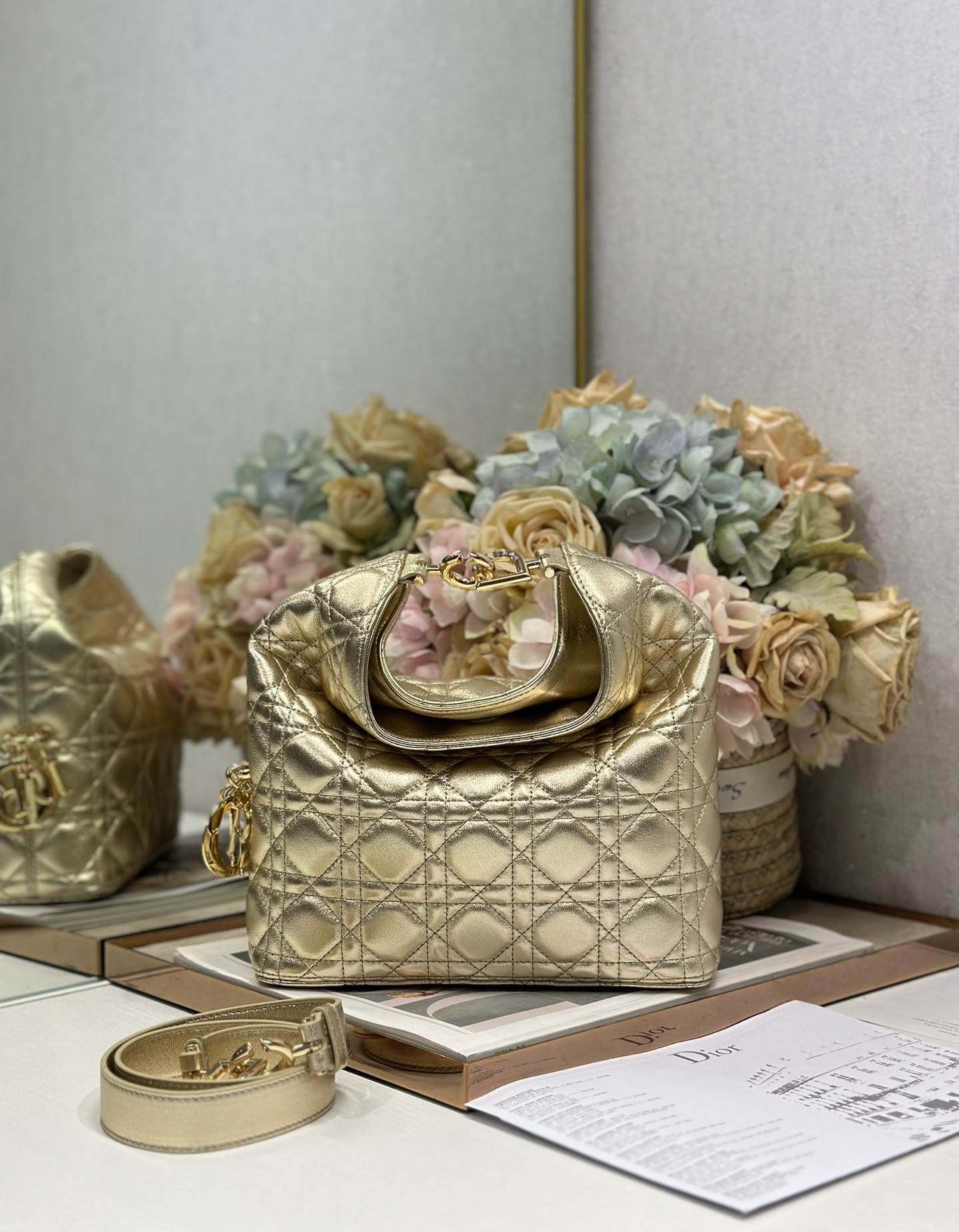NO:941737,Dior 2026 Autumn and Winter Series - 'Golden Sheepskin' Jonathan Anderson's accessories and detailed designs this season incorporate lotus flowers consistent with the show!  Elements such as lotus leaves, cascading pleats, curly arcs, and classical silhouette elements are all reflected in the craftsmanship. The details are worth seeing more than the overall shape. Model size 24×27×9cm, Dior, dior, dior, sheepskin19860909Dior2026秋冬系列-「金色羊皮」 JonathanAnderson本季的配饰和细节设计融入了与秀场一致的荷花！荷叶等元素,工艺中层叠的褶皱,卷曲的弧度,以及古典的廓形元素均有体现,细节比整体造型要值得一看. 型号 尺寸24×27×9cm,迪奥,dior,dior,sheepskin,Bag