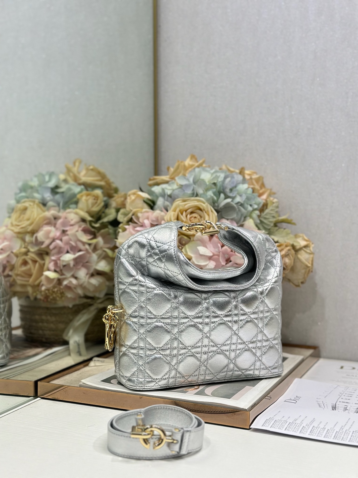 Сумка серебристая Dior