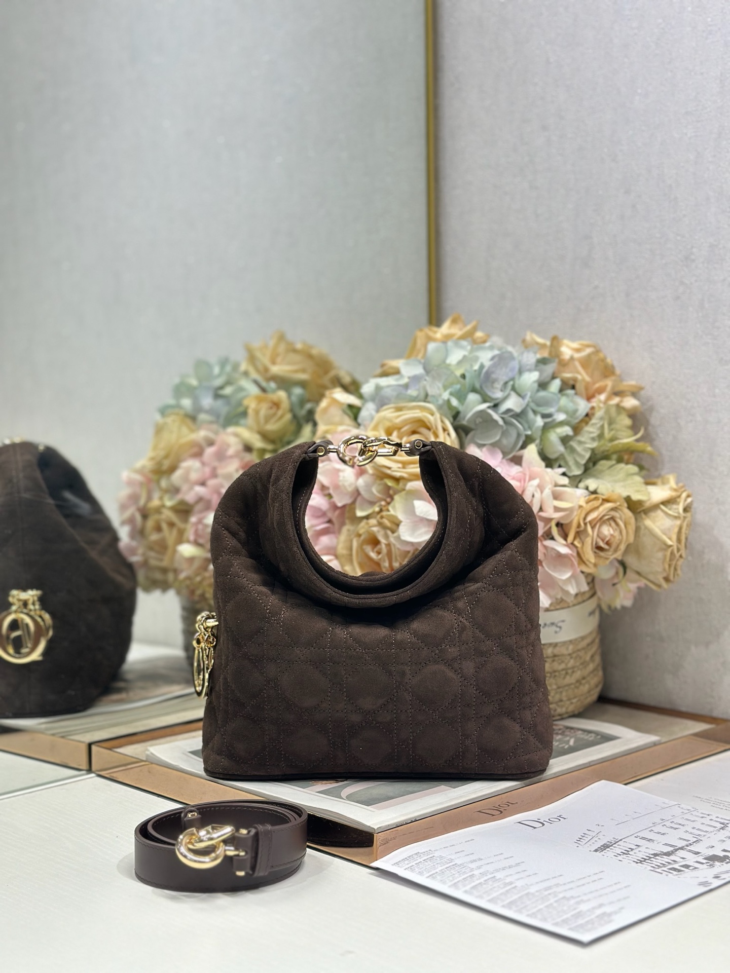 NO:941767,Dior 2026 Autumn and Winter Series - 'Coffee Velvet with Leather' Jonathan Anderson's accessories and detailed designs this season incorporate the same lotus as the show!  Elements such as lotus leaves, cascading pleats, curly arcs, and classical silhouette elements are all reflected in the craftsmanship. The details are worth seeing more than the overall shape. Model size 24×27×9cm, Dior, dior, dior19860909Dior2026秋冬系列-「咖啡绒配皮」 JonathanAnderson本季的配饰和细节设计融入了与秀场一致的荷花！荷叶等元素,工艺中层叠的褶皱,卷曲的弧度,以及古典的廓形元素均有体现,细节比整体造型要值得一看. 型号 尺寸24×27×9cm,迪奥,dior,dior,Bag