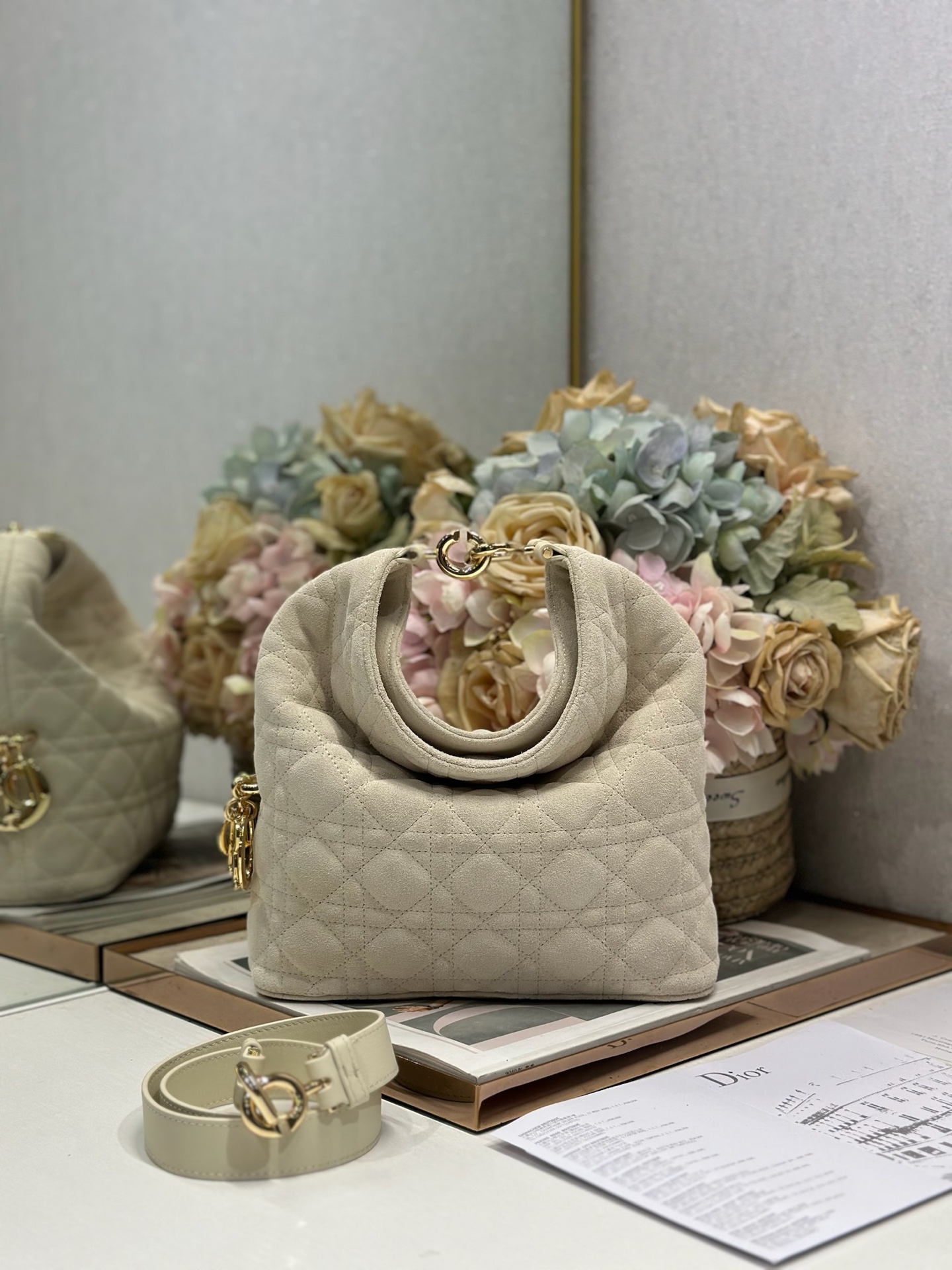NO:941744,Dior 2026 Autumn and Winter Series - 'Beige Velvet with Leather' Jonathan Anderson's accessories and detailed designs this season incorporate the same lotus as the show!  Elements such as lotus leaves, cascading pleats, curly arcs, and classical silhouette elements are all reflected in the craftsmanship. The details are worth seeing more than the overall shape. Model size 24×27×9cm, Dior, dior, dior19860909Dior2026秋冬系列-「米色绒配皮」 JonathanAnderson本季的配饰和细节设计融入了与秀场一致的荷花！荷叶等元素,工艺中层叠的褶皱,卷曲的弧度,以及古典的廓形元素均有体现,细节比整体造型要值得一看. 型号 尺寸24×27×9cm,迪奥,dior,dior,Bag