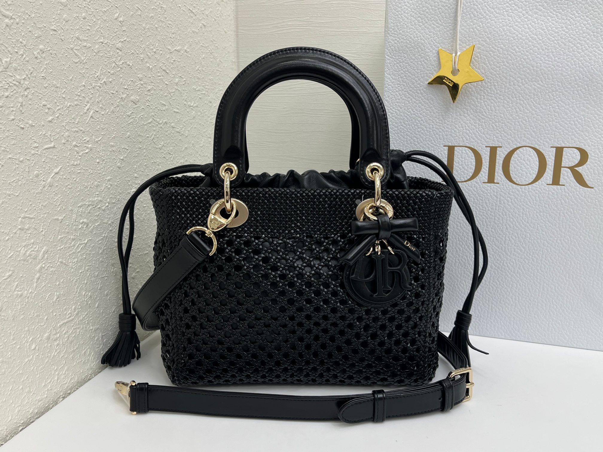 NO:941715,LADY DIOR heavy craftsmanship woven #'black' handbag is a classic item that has been constantly reinterpreted to highlight the Dior style. It carries an extraordinary heritage and elegant design, and the hollow weaving style adds to the style, highlighting Dior's timeless classic logo and the exquisite craftsmanship of the Dior workshop. Medium style, with a detachable leather spaghetti strap, which can be carried by hand or cross-body. Main body sheep leather Lining sheep leather Adjustable and detachable spaghetti straps  Model 0565 size 24x21x12cm, Dior, dior, dior, sheepskin19860909LADY DIOR 重工艺编织#「黑色」 手袋作为一款经典单品,不断地被重新诠释,彰显迪奥风格.承载着非凡的传承高雅的设计,镂空编织风格更添格调,突显迪奥经久不衰的经典标识与迪奥工坊的精湛工艺.中号款式,搭配可拆卸的皮革细肩带,可手提或斜挎. 主体羊皮革 里料羊皮革 可调节、可拆卸的细肩带 型号0565 尺寸24x21x12cm,迪奥,dior,dior,sheepskin,Bag