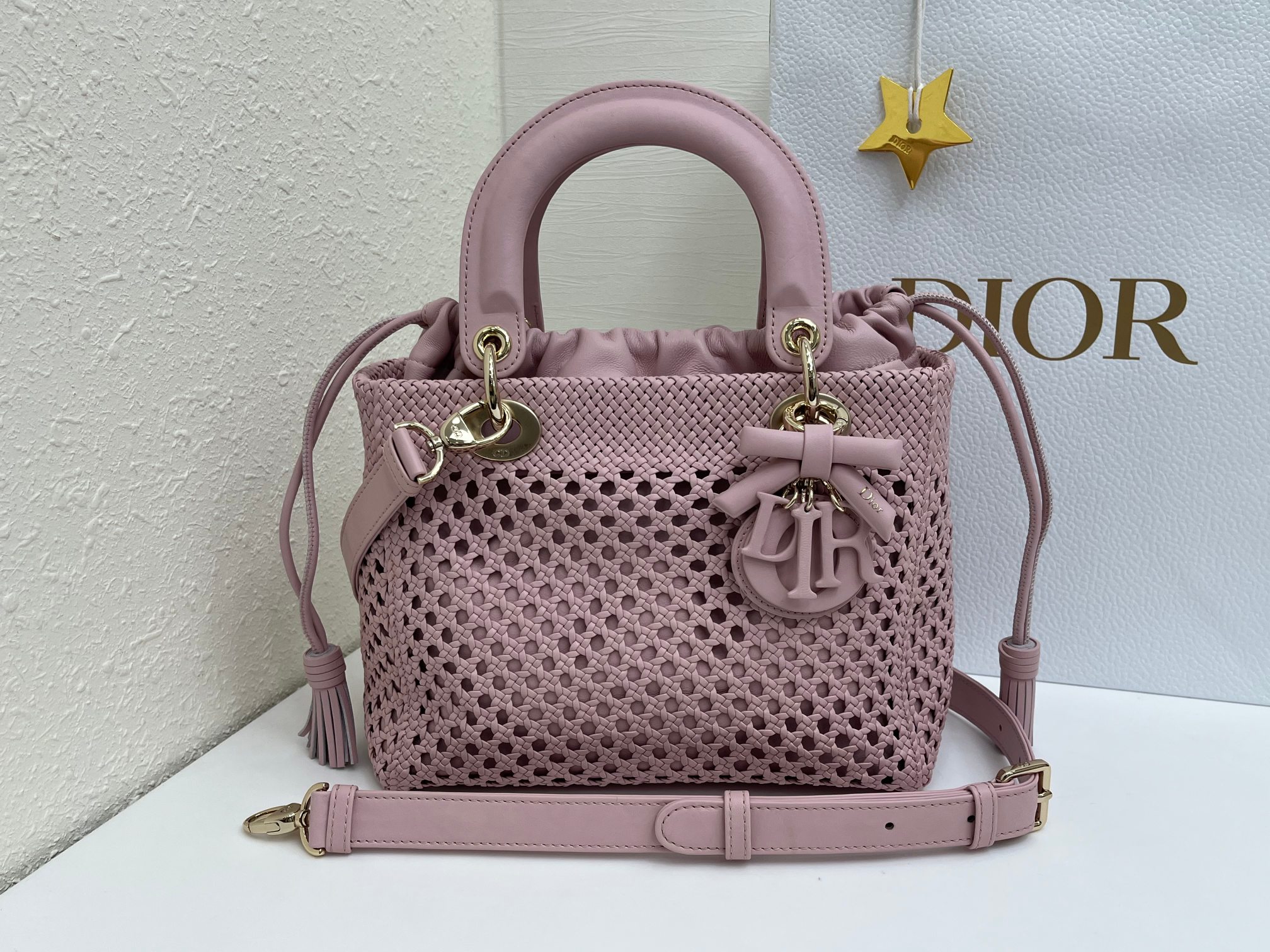 NO:941723,LADY DIOR heavy craftsmanship woven #'pink' handbag is a classic item that is constantly reinterpreted to highlight the Dior style. Carrying extraordinary heritage and elegant design, the hollow weaving style adds to the style, highlighting Dior's timeless classic logo and the exquisite craftsmanship of the Dior workshop. Medium style, with detachable leather spaghetti straps, can be carried by hand or cross-body. Main body sheepskin lining Sheepskin leather Adjustable, detachable spaghetti straps  Model 0565 size 24x21x12cm, Dior, dior, dior, sheepskin19860909LADY DIOR 重工艺编织#「粉色」 手袋作为一款经典单品,不断地被重新诠释,彰显迪奥风格.承载着非凡的传承高雅的设计,镂空编织风格更添格调,突显迪奥经久不衰的经典标识与迪奥工坊的精湛工艺.中号款式,搭配可拆卸的皮革细肩带,可手提或斜挎. 主体羊皮革 里料羊皮革 可调节、可拆卸的细肩带 型号0565 尺寸24x21x12cm,迪奥,dior,dior,sheepskin,Bag