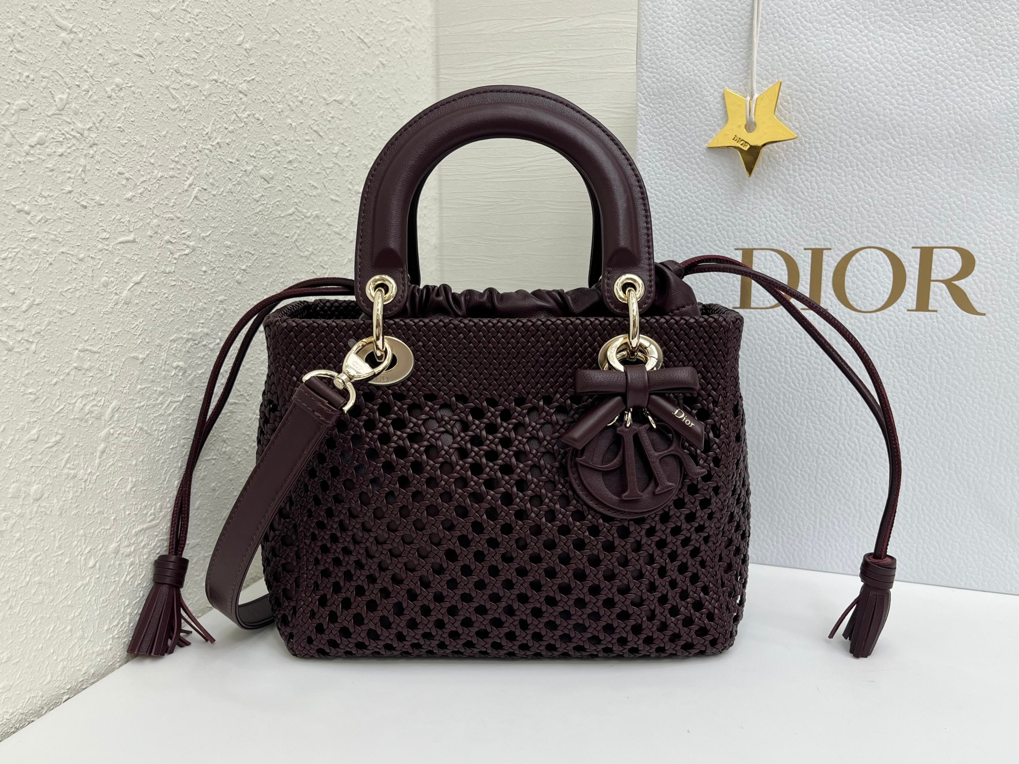 NO:941731,LADY DIOR heavy craftsmanship woven #'burgundy' handbag is a classic item that has been constantly reinterpreted to highlight the Dior style. It carries an extraordinary heritage and elegant design, and the hollow weaving style adds to the style, highlighting Dior's timeless classic logo and the exquisite craftsmanship of the Dior workshop. Medium style, with a detachable leather spaghetti strap, which can be carried by hand or cross-body. Main body sheep leather Lining sheep leather Adjustable and detachable spaghetti straps  Model 0565 size 24x21x12cm, Dior, dior, dior, sheepskin19860909LADY DIOR 重工艺编织#「酒红」 手袋作为一款经典单品,不断地被重新诠释,彰显迪奥风格.承载着非凡的传承高雅的设计,镂空编织风格更添格调,突显迪奥经久不衰的经典标识与迪奥工坊的精湛工艺.中号款式,搭配可拆卸的皮革细肩带,可手提或斜挎. 主体羊皮革 里料羊皮革 可调节、可拆卸的细肩带 型号0565 尺寸24x21x12cm,迪奥,dior,dior,sheepskin,Bag