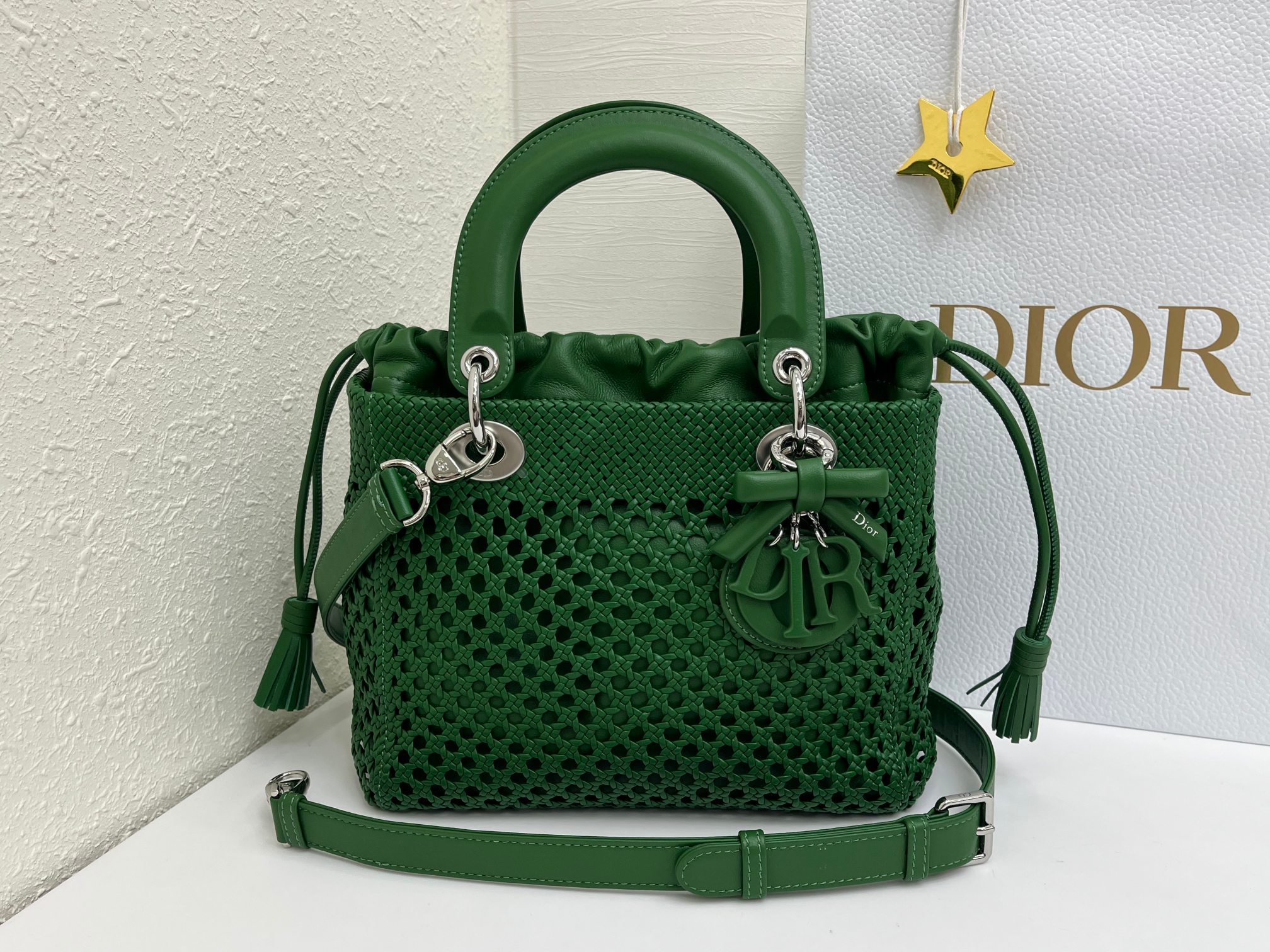 NO:941738,LADY DIOR heavy craftsmanship woven #'green' handbag is a classic item that has been constantly reinterpreted to highlight the Dior style. Carrying an extraordinary heritage and elegant design, the hollow weaving style adds to the style, highlighting Dior's timeless classic logo and the exquisite craftsmanship of the Dior workshop. Medium style, with a detachable leather spaghetti strap, which can be carried by hand or cross-body. Main body sheep leather Lining sheep leather Adjustable and detachable spaghetti straps  Model 0565 size 24x21x12cm, Dior, dior, dior, sheepskin19860909LADY DIOR 重工艺编织#「绿色」 手袋作为一款经典单品,不断地被重新诠释,彰显迪奥风格.承载着非凡的传承高雅的设计,镂空编织风格更添格调,突显迪奥经久不衰的经典标识与迪奥工坊的精湛工艺.中号款式,搭配可拆卸的皮革细肩带,可手提或斜挎. 主体羊皮革 里料羊皮革 可调节、可拆卸的细肩带 型号0565 尺寸24x21x12cm,迪奥,dior,dior,sheepskin,Bag