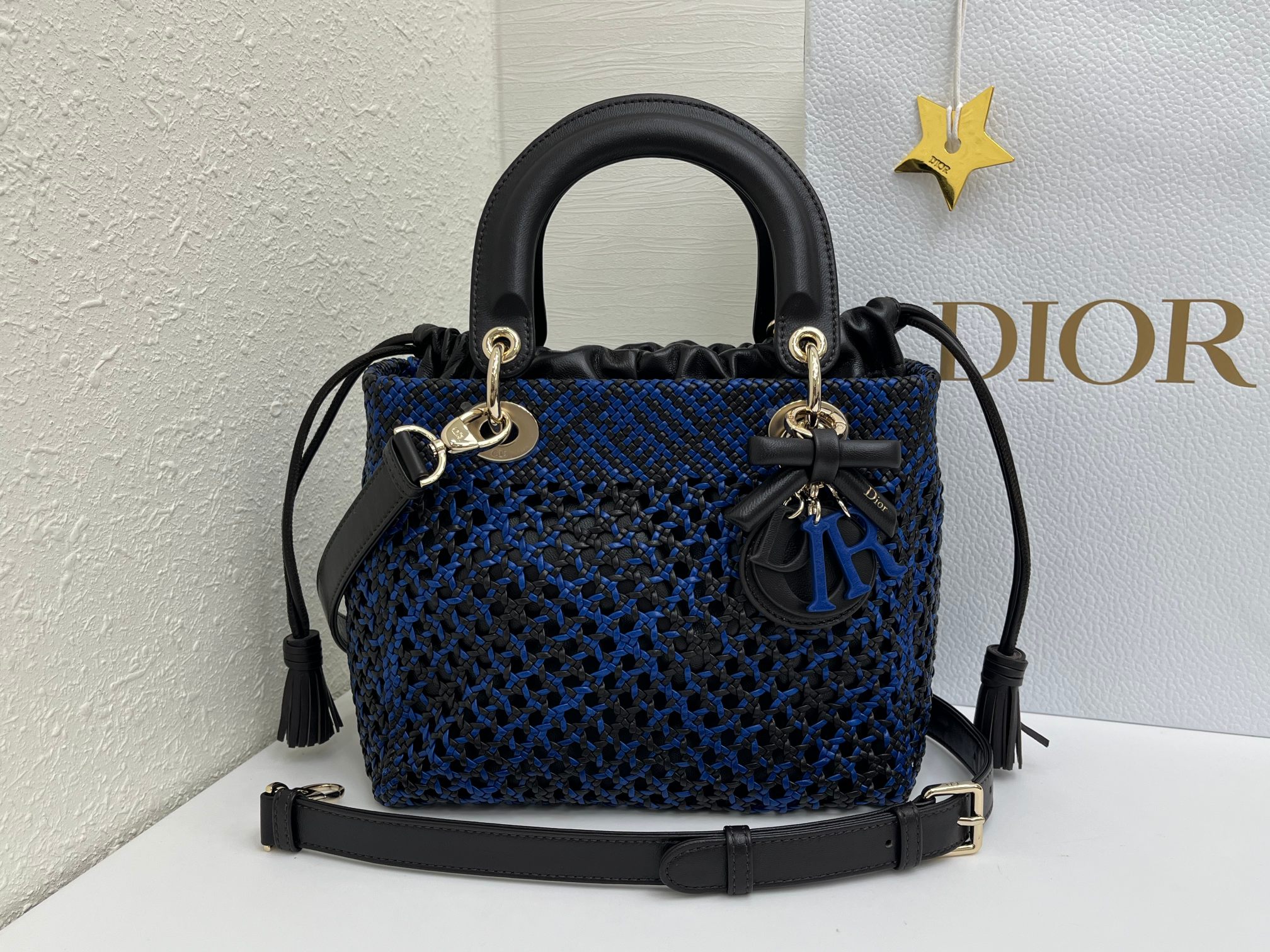 NO:941746,LADY DIOR heavy craftsmanship woven #'CaPlan' handbags are a classic item that has been constantly reinterpreted to highlight the Dior style. Carrying extraordinary heritage and elegant design, the hollow weaving style adds to the style, highlighting Dior's enduring classic logo and the exquisite craftsmanship of the Dior workshop. Medium style, with detachable leather spaghetti straps, can be carried by hand or cross-body. Main body sheep leather Lining sheep leather Adjustable, detachable spaghetti straps  Model 0565 size 24x21x12cm, Dior, dior, dior, sheepskin19860909LADY DIOR 重工艺编织#「咖拼兰」 手袋作为一款经典单品,不断地被重新诠释,彰显迪奥风格.承载着非凡的传承高雅的设计,镂空编织风格更添格调,突显迪奥经久不衰的经典标识与迪奥工坊的精湛工艺.中号款式,搭配可拆卸的皮革细肩带,可手提或斜挎. 主体羊皮革 里料羊皮革 可调节、可拆卸的细肩带 型号0565 尺寸24x21x12cm,迪奥,dior,dior,sheepskin,Bag