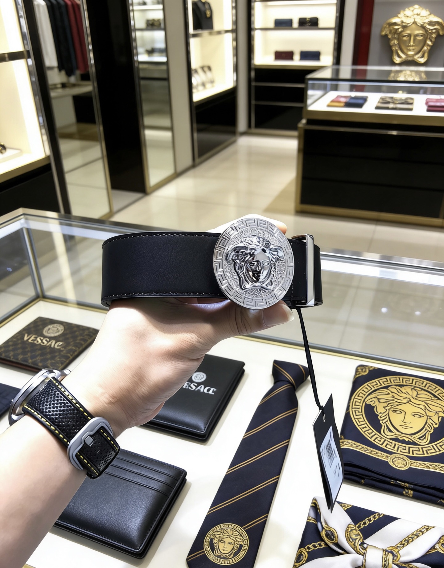 NO:741925,Original order, delivery counter packaging, punching needle, batch, same style as counter, official website of real shot, supports NFC size: 38MM, original three-dimensional human head with diamond buckle, beautiful head, full of design aesthetic, imported original calfskin on both sides, clear and beautiful, soft leather, comfortable feel, high grade. High-definition real shot quality assurance, non-market goods, belt, cowhide19860909原单 配送专柜包装 打孔针 批 专柜同款、实拍专柜官网,支持NFC尺寸:38MM,原版立体人头镶钻扣 美人头,极富设计美感 ,双面采用进口原版小牛皮,清晰美观,皮质软,手感舒适,档次高.高清实拍品质保证,非市场货,皮带,cowhide,Belt