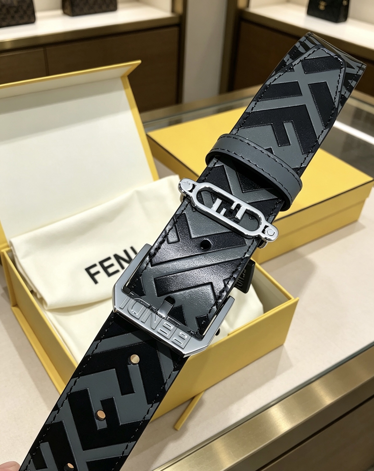 💯💯配送专柜包装 打孔针 新款 FD 宽35MM F标志造型皮带，支持NFC 字母针扣搭配标志性F戒子，