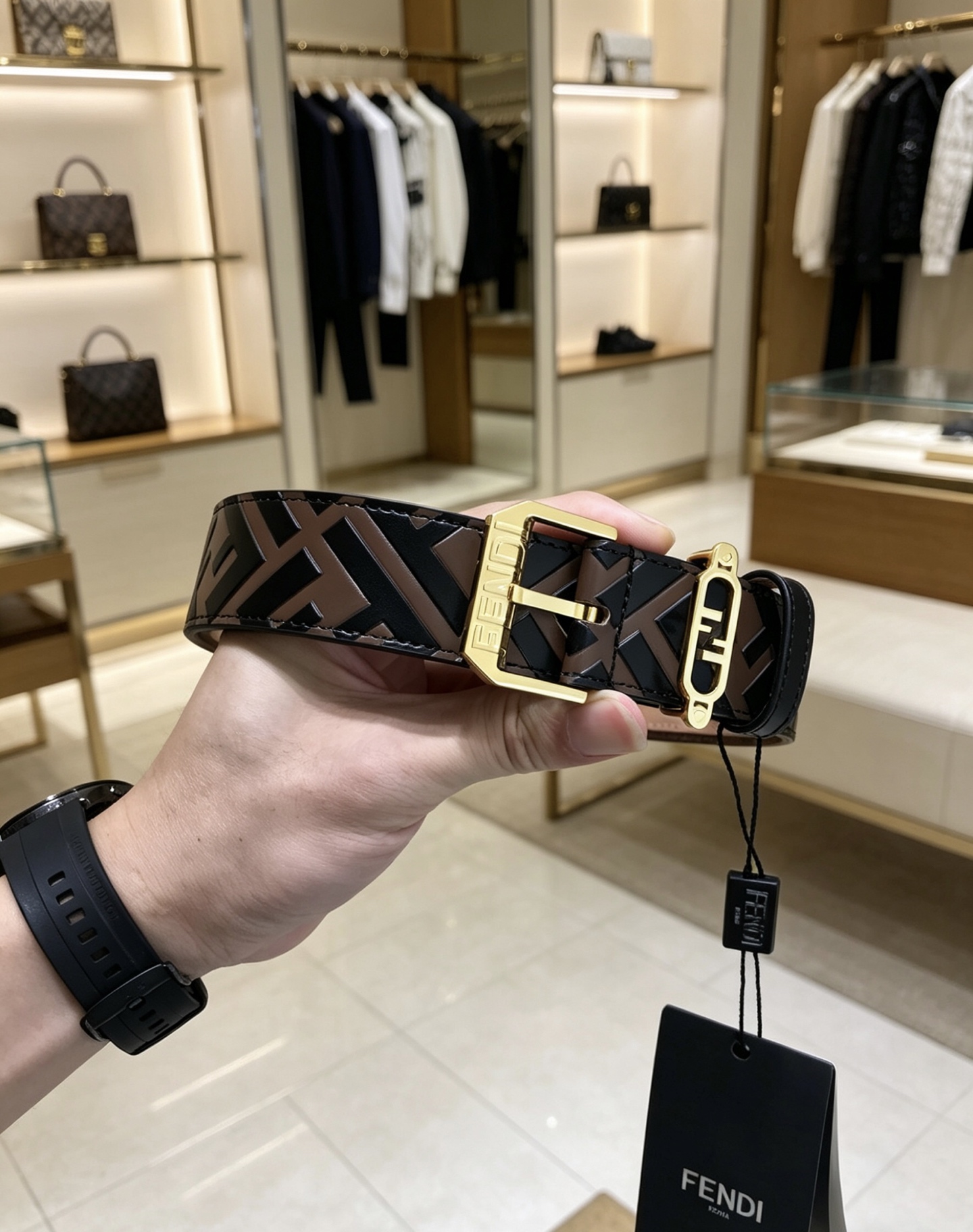 NO:764122,Delivery counter packaging, punching needle, new FD 35MM wide F logo shaped belt, supports NFC letter pin buckle with iconic F ring, made of imported original calfskin, gold-plated surface metal products, original detailed wiring, quality assurance, non-market currency!  ,belt,cowhide,gold plating19860909配送专柜包装 打孔针 新款 FD 宽35MM F标志造型皮带,支持NFC 字母针扣搭配标志性F戒子,进口原版小牛皮制成,镀金表面金属制品,原版细节走线,品质保证,非市场通货！,皮带,cowhide,gold plating,Belt
