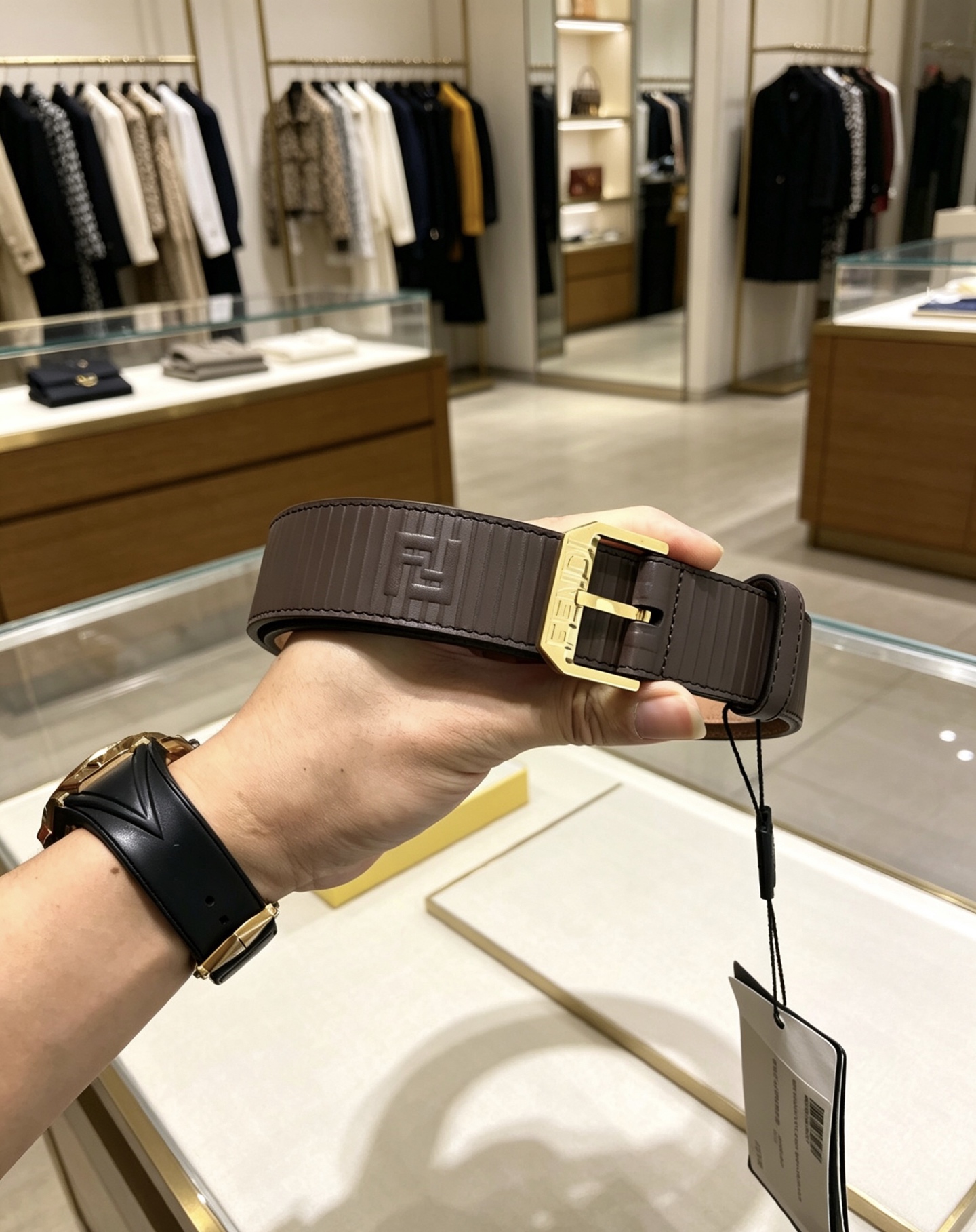 NO:764118,Delivery counter packaging, punching needle, new FD 35MM wide F logo shaped belt, supports NFC letter pin buckle with iconic F, made of imported original calfskin, gold-plated surface metal products, original detailed wiring, quality assurance, non-market currency!  ,belt,cowhide,gold plating19860909配送专柜包装 打孔针  新款 FD 宽35MM F标志造型皮带,支持NFC 字母针扣搭配标志性F,进口原版小牛皮制成,镀金表面金属制品,原版细节走线,品质保证,非市场通货！,皮带,cowhide,gold plating,Belt
