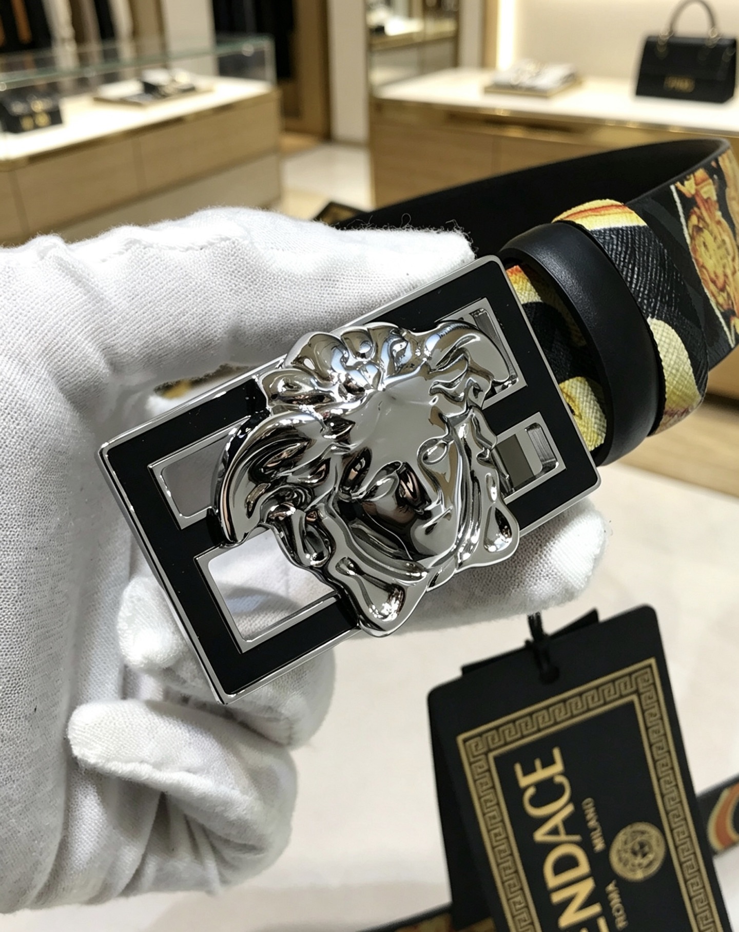 💯💯配送专柜包装 打孔针    新款 FD 宽35 MM 标志造型宽皮带，联名钉扣式美人头扣，范家原版进