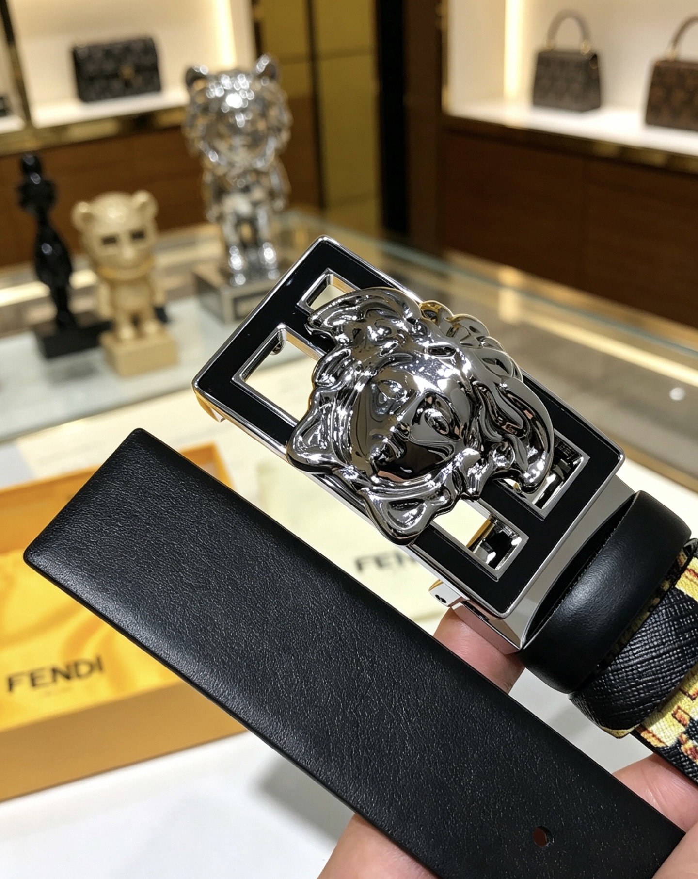 💯💯配送专柜包装 打孔针    新款 FD 宽35 MM 标志造型宽皮带，联名钉扣式美人头扣，范家原版进