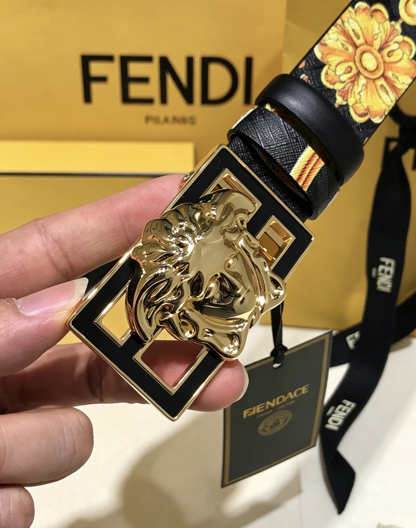💯💯配送专柜包装 打孔针    新款 FD 宽35 MM 标志造型宽皮带，联名钉扣式美人头扣，范家原版进