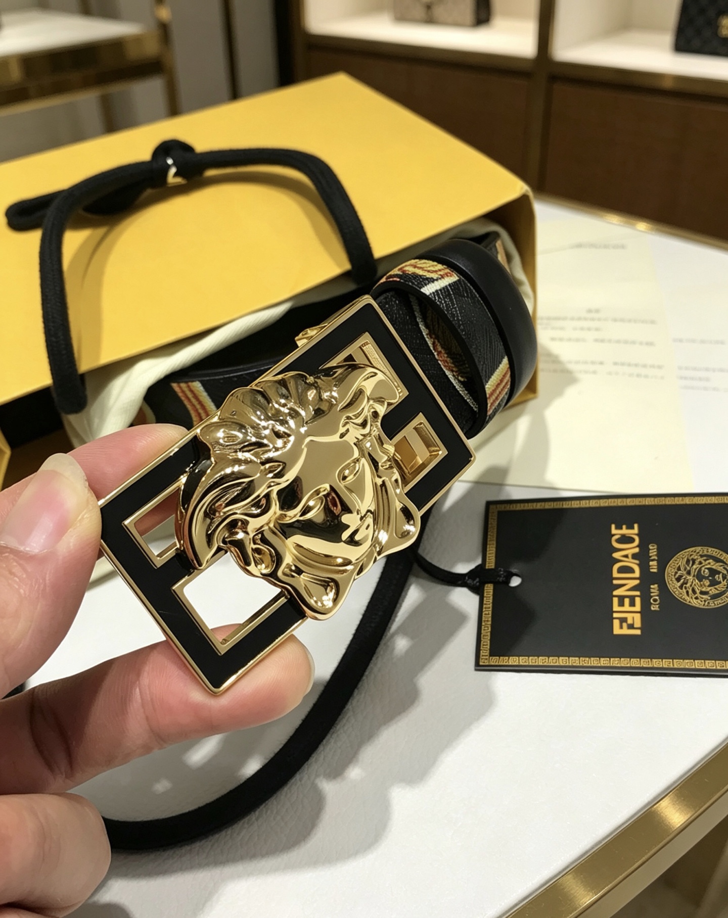 💯💯配送专柜包装 打孔针    新款 FD 宽35 MM 标志造型宽皮带，联名钉扣式美人头扣，范家原版进