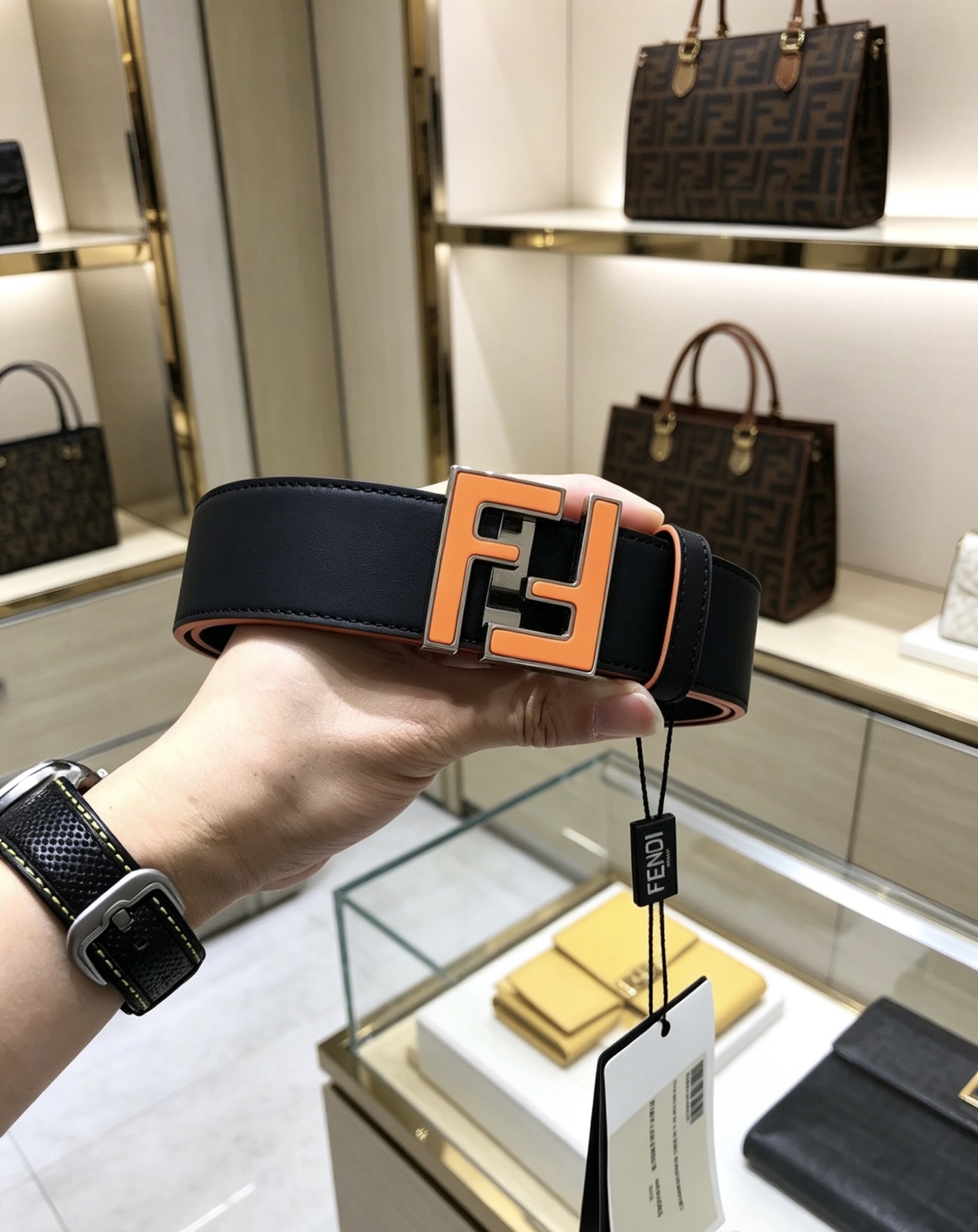 NO:882723,Original order, delivery counter packaging, punching needle, width 40MM, original order imported double-sided first-layer cowhide, with original order two-color buckle between ruthenium and palladium electroplating, feel. The oil edge is almost perfect, original leather is customized, the texture is impeccable, outstanding details, high-definition real shots, genuine goods, quality assurance, belt, cowhide19860909原单 配送专柜包装 打孔针  宽40MM,原单进口双面头层牛皮,搭配原单钌钯电镀间双色扣,手感.油边近乎完美,原产皮料定制,质感无可挑剔,出众的细节,高清实拍,货真价实,品质保证,皮带,cowhide,Belt