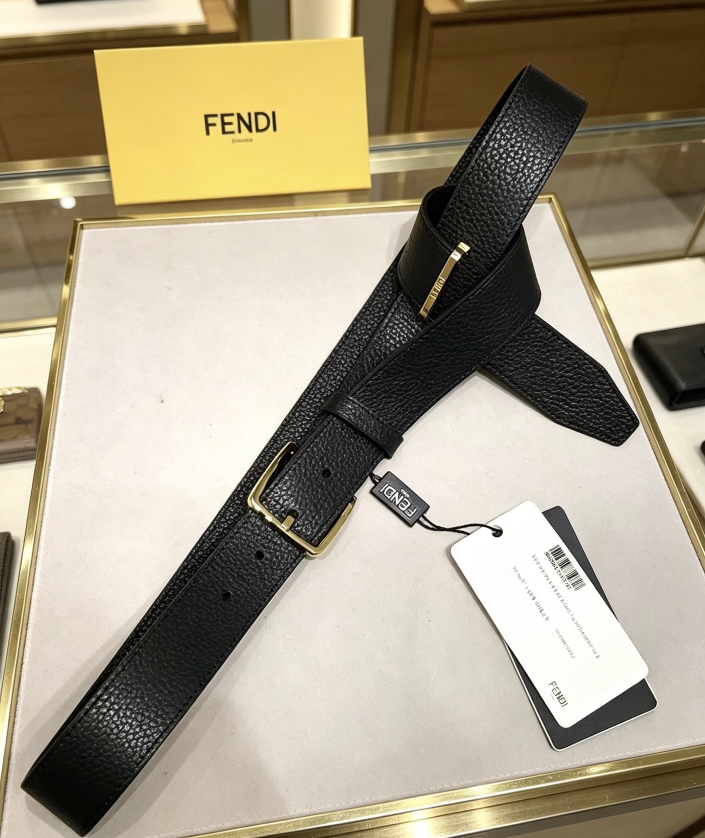 💯💯F 家 新款 宽35MM  F标志造型皮带，支持NFC针扣式钢环带扣，进口双面荔枝纹小牛皮搭配制成，
